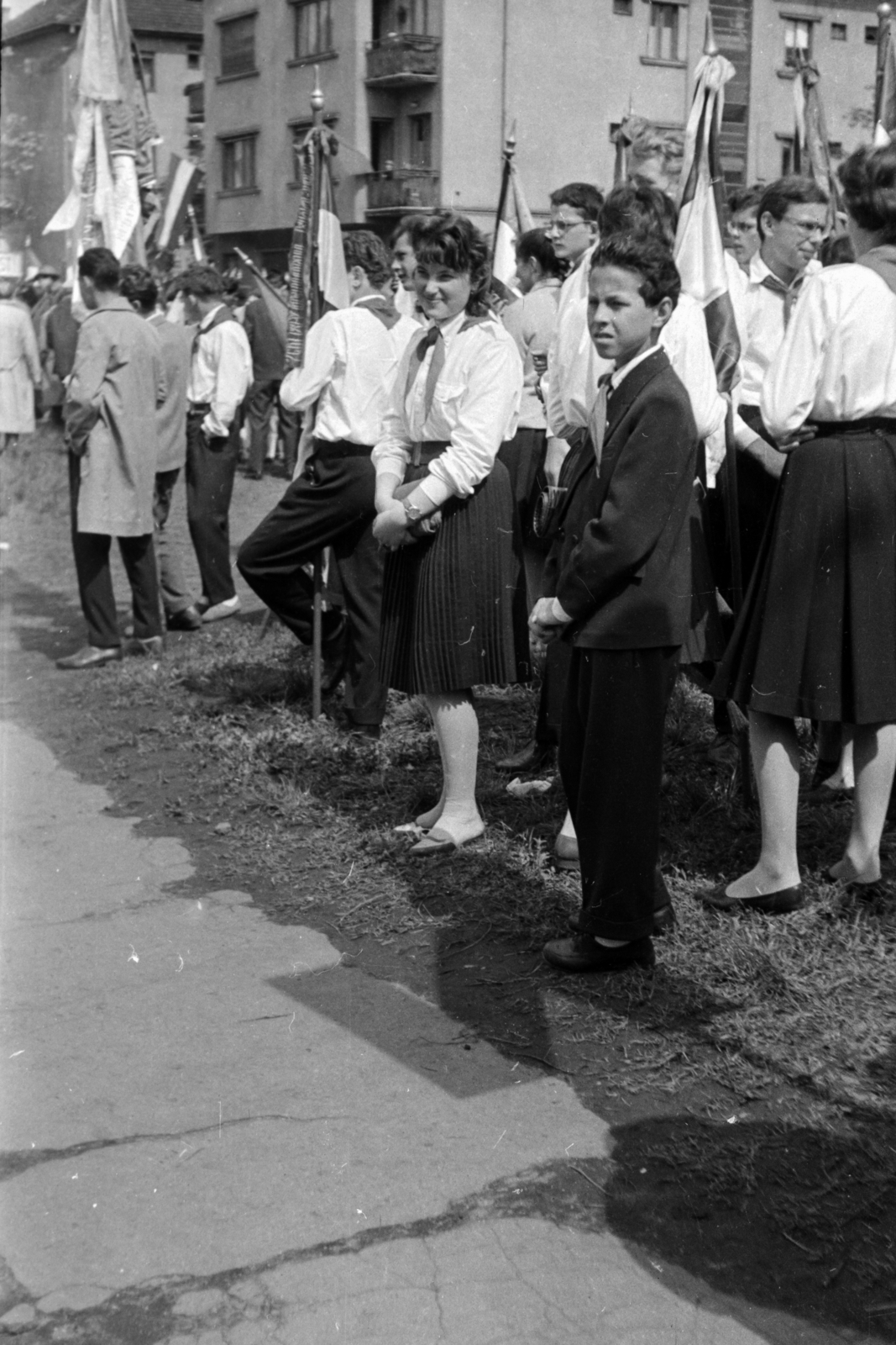 Hungary, Budapest XIV., Hungária körút, háttérben a 141. számú ház., 1960, Németh Tamás, pioneer, 1st of May parade, pleated skirt, Budapest, Fortepan #140161