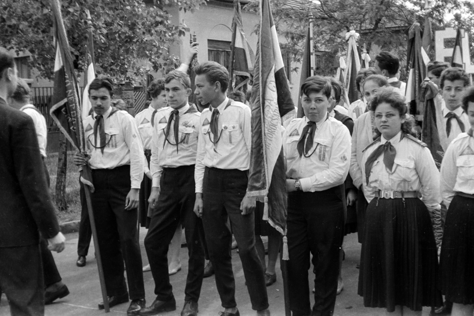 Hungary, Budapest XIV., Amerikai út az Újvidék tér közelében., 1960, Németh Tamás, pioneer, uniform, flag, Budapest, Fortepan #140166