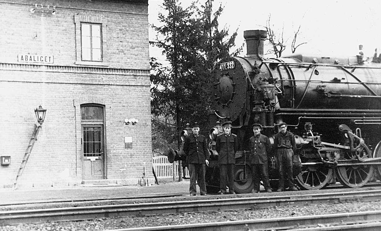 Magyarország, Abaliget, 1955, Erky-Nagy Tibor, gőzmozdony, MÁV, vasút, egyenruha, amerikai gyártmány, vasutas, MÁV 411 sorozat, helységnévtábla, Fortepan #14017