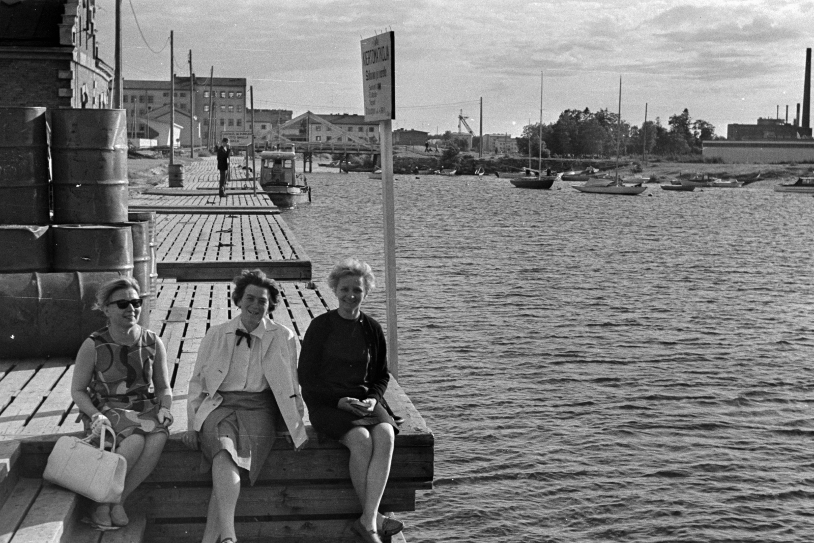 Finnország, Oulu, öböl part a városközpontban Kuusiluoto városrész felé nézve, jobbra a Kiikeli sziget., 1965, Németh Tamás, ülés keresztbe tett lábakkal, Fortepan #140172