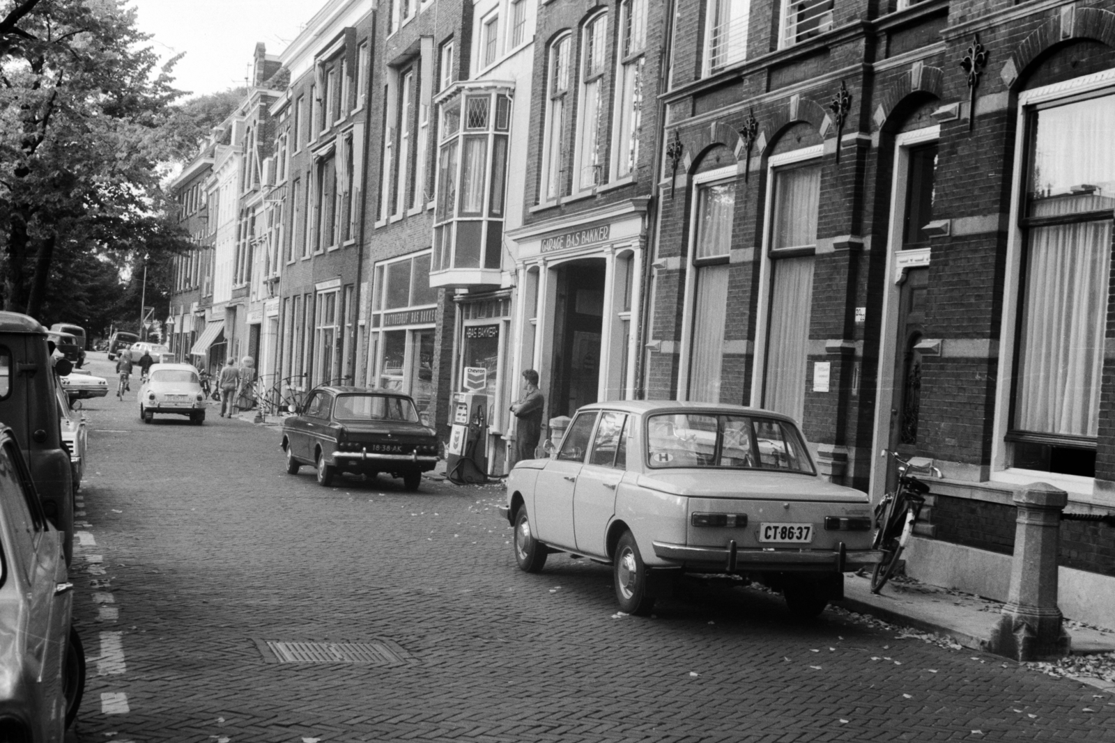 Netherlands, Delft, a Noordeinde Kolk - Wateringsevest közötti szakasza., 1970, Németh Tamás, street view, Wartburg-brand, number plate, country code sign, bicycle, Fortepan #140209