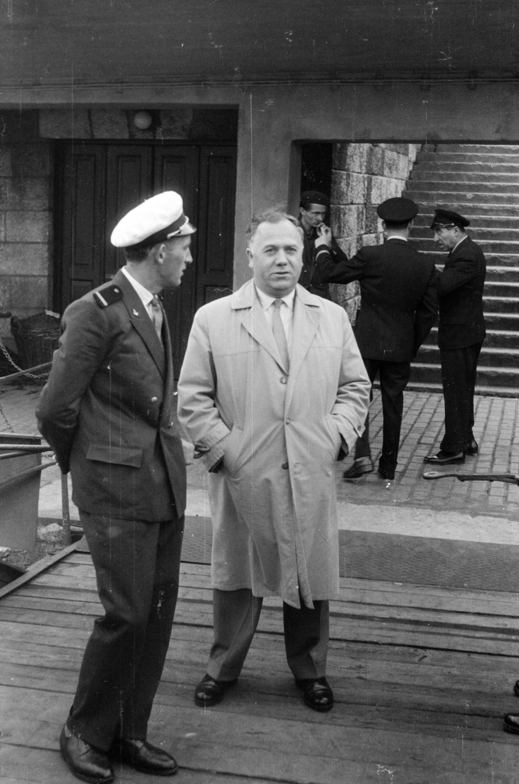 Magyarország, Budapest V., Belgrád rakpart, a MAHART nemzetközi hajóállomása., 1965, Németh Tamás, Budapest, hátratett kéz, zsebredugott kéz, Fortepan #140216