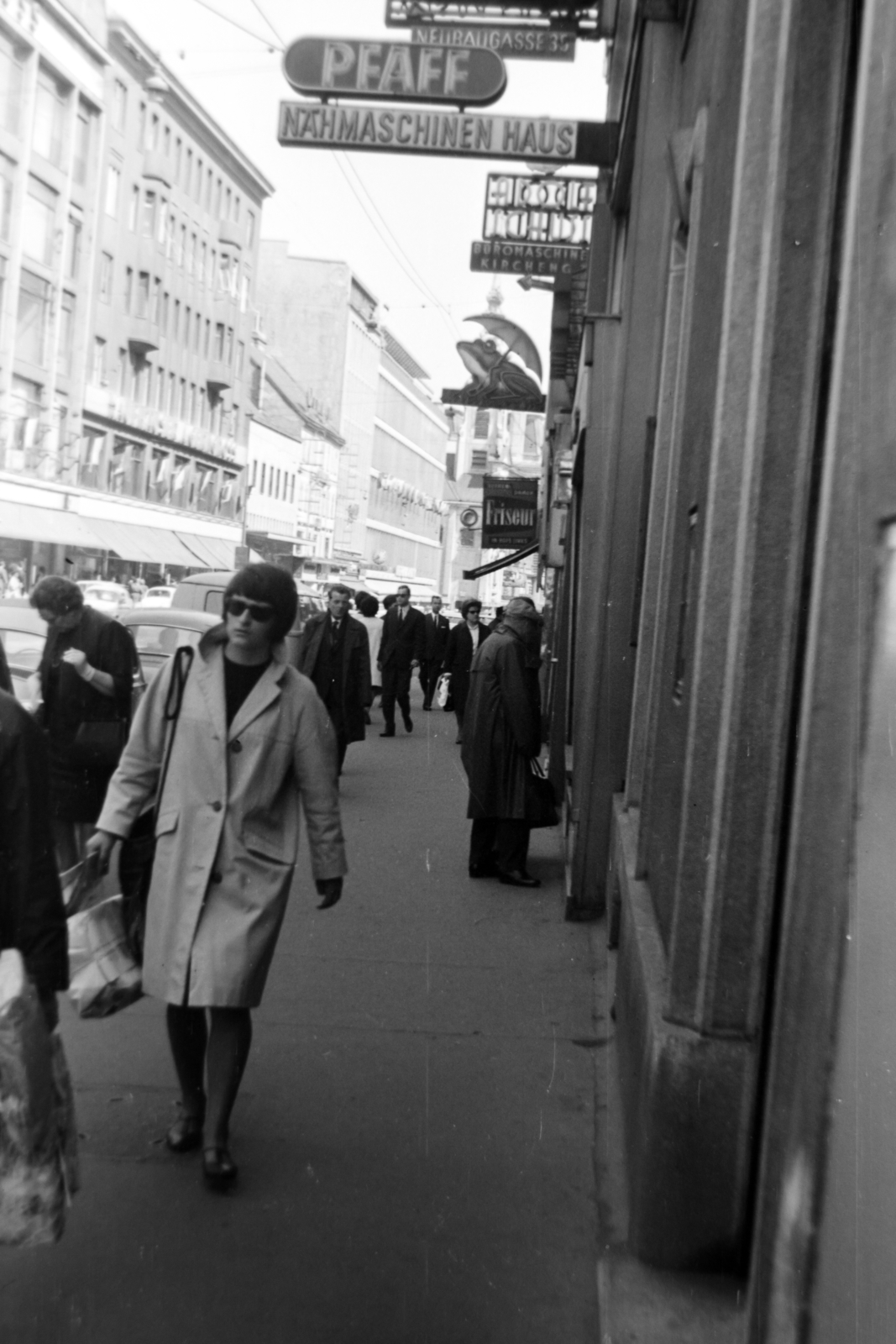 Ausztria, Bécs, Mariahilfer Strasse, háttérben a Szent Kereszt-templom., 1965, Németh Tamás, Fortepan #140222