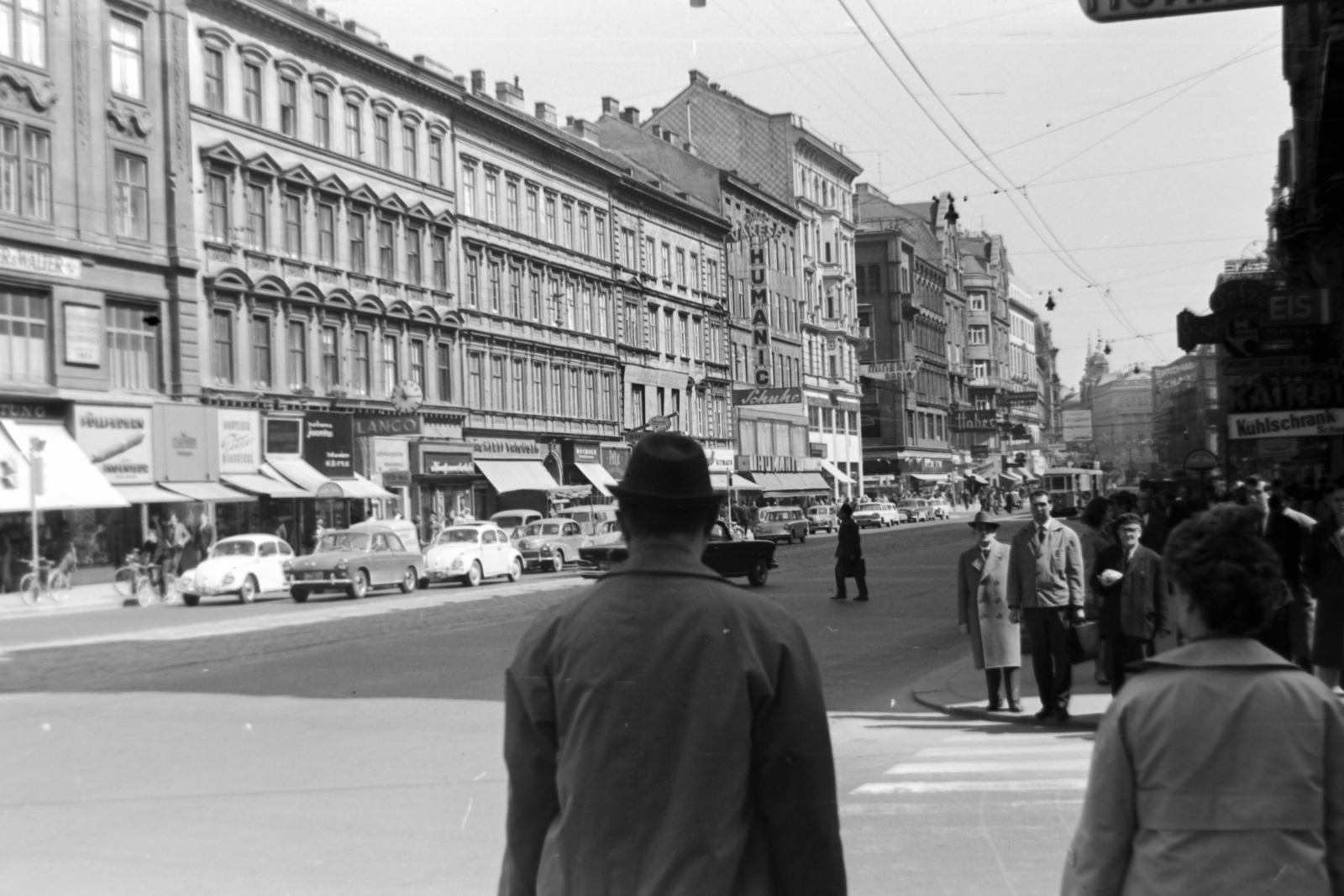 Ausztria, Bécs, Mariahilfer Strasse a Webgasse torkolatánál, szemben balra a Zieglergasse torkolata., 1965, Németh Tamás, Fortepan #140225