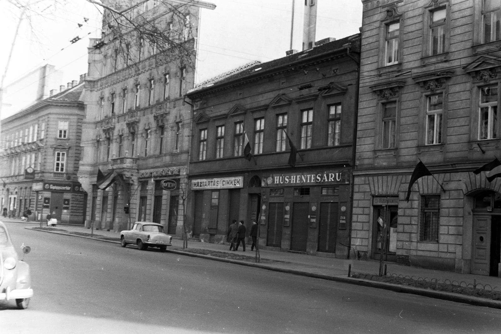 Magyarország, Budapest VIII., a Baross utca 109-105 számú házsora a Szigetvári utca - Kemény Zsigmond utca (mára az utcanév megszűnt) között., 1964, Németh Tamás, gyógyszertár, hentesüzlet, bank, háztartási bolt, OTP, Budapest, Fortepan #140235