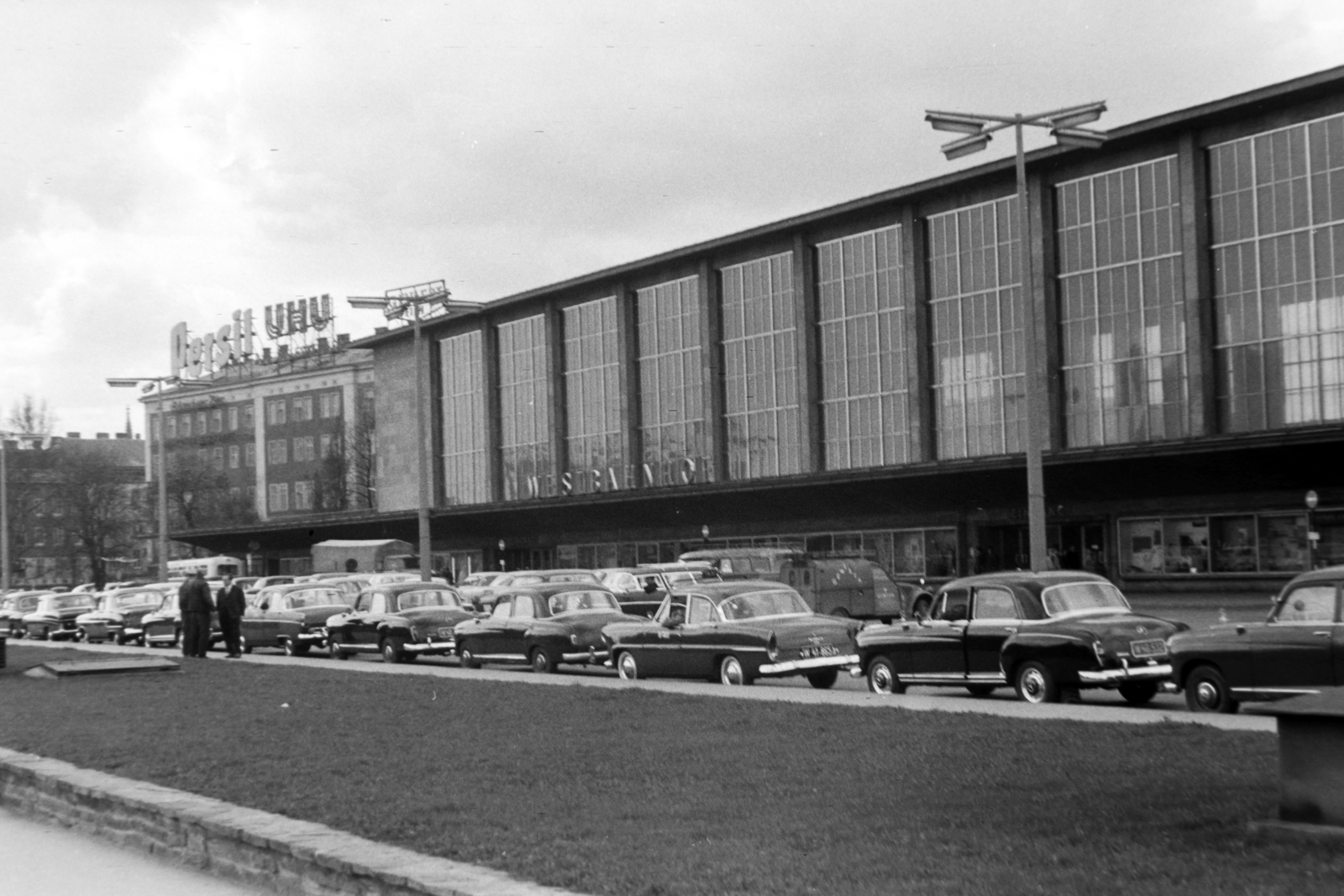 Austria, Vienna, Europaplatz, jobbra a Westbahnhof., 1964, Németh Tamás, neon sign, train station, modern architecture, Persil-brand, Robert Hartinger-design, Josef Wöhnhart-design, Franz Xaver Schlarbaum-design, Fortepan #140243