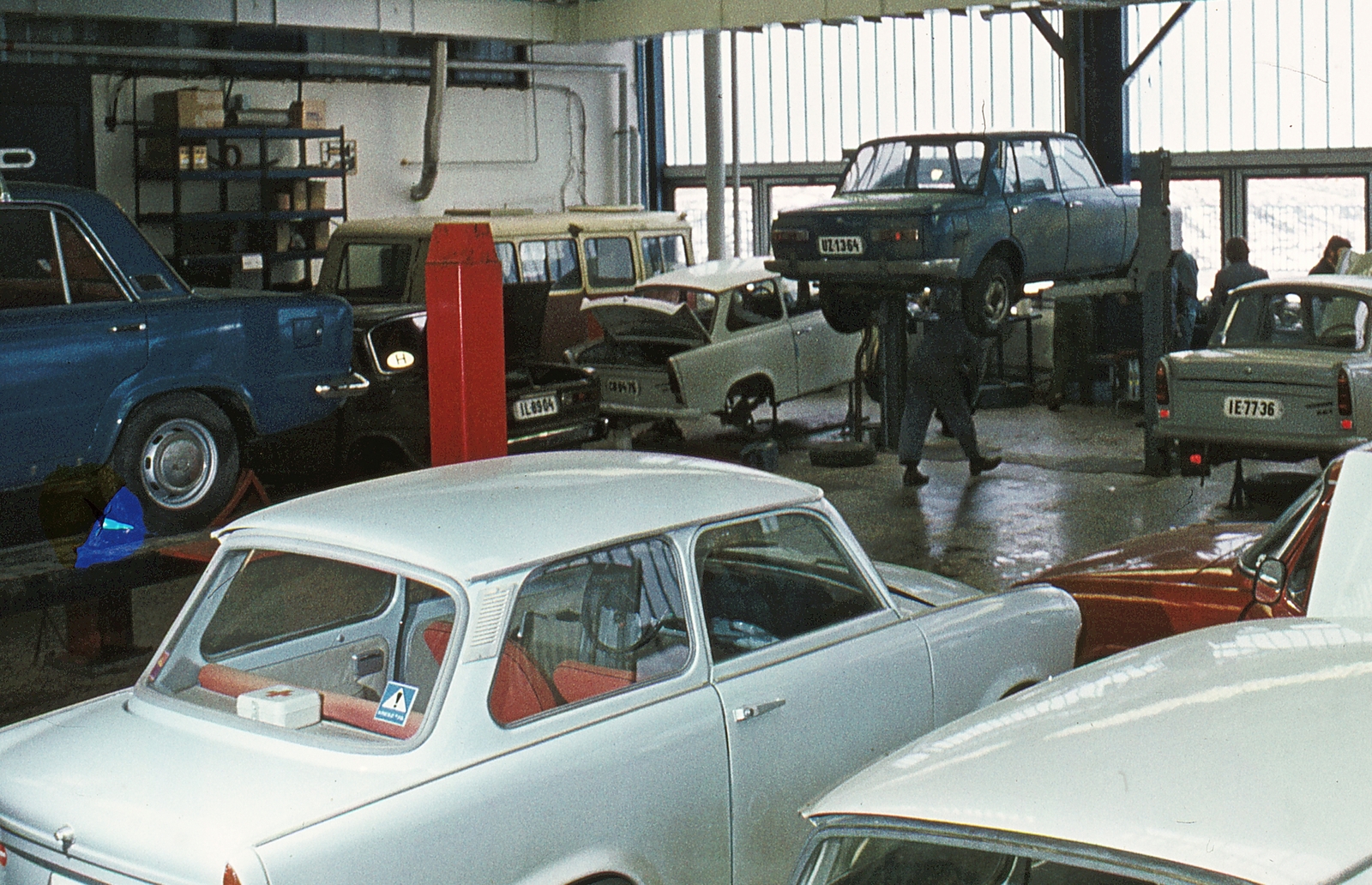 1978, Erky-Nagy Tibor, színes, német gyártmány, Trabant-márka, Wartburg-márka, gépjárműszerviz, automobil, Trabant 601, rendszám, Wartburg 353, országjelzés, emelő, Fortepan #14026