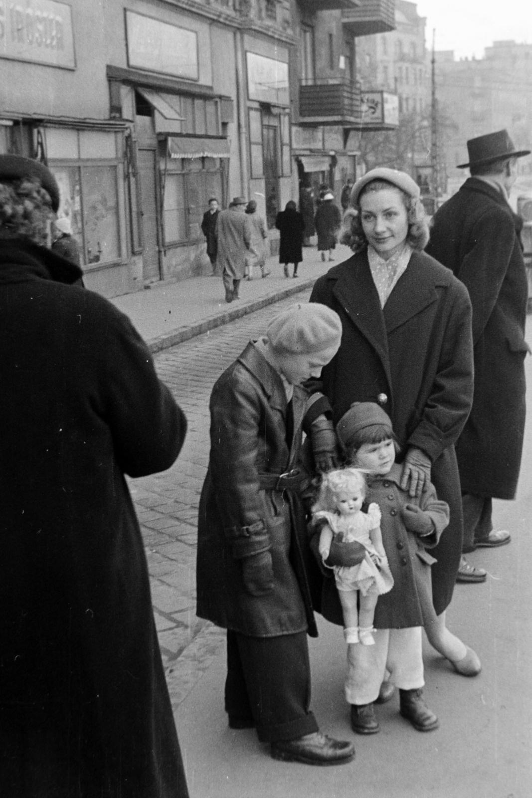 Magyarország, Budapest XII., Alkotás utca, balra az 1/a, háttérben jobbra a Magyar Jakobinusok tere., 1959, Németh Tamás, játék baba, svájcisapka, bőrkabát, Budapest, Fortepan #140264