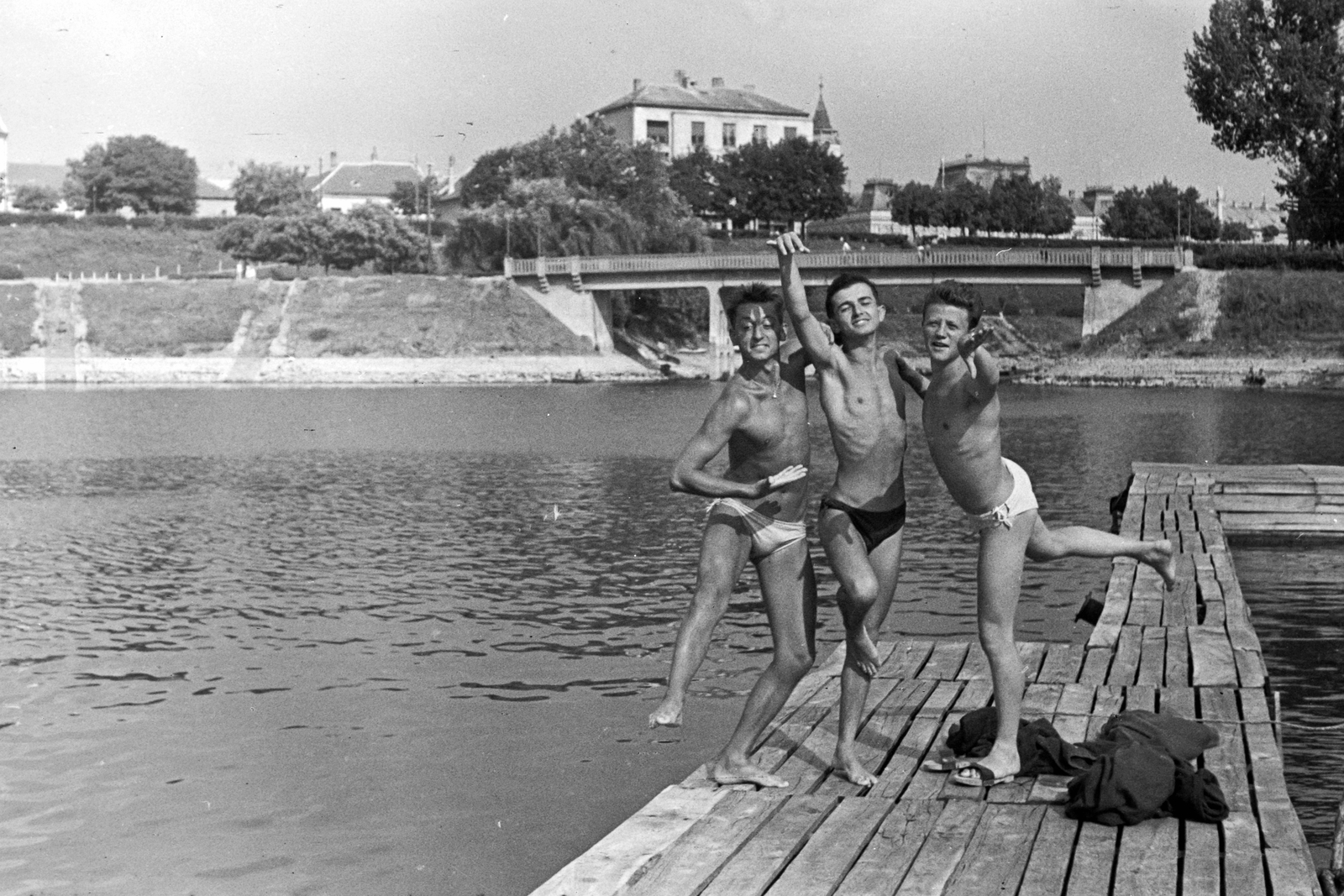 Magyarország, Baja, Sugovica (Kamarás-Duna), háttérben az 1982-ben felrobbantott szigeti híd, jobbra a Petőfi-sziget., 1959, Németh Tamás, szórakozás, tréfálkozás, mutatvány, egy lábon állni, Fortepan #140268