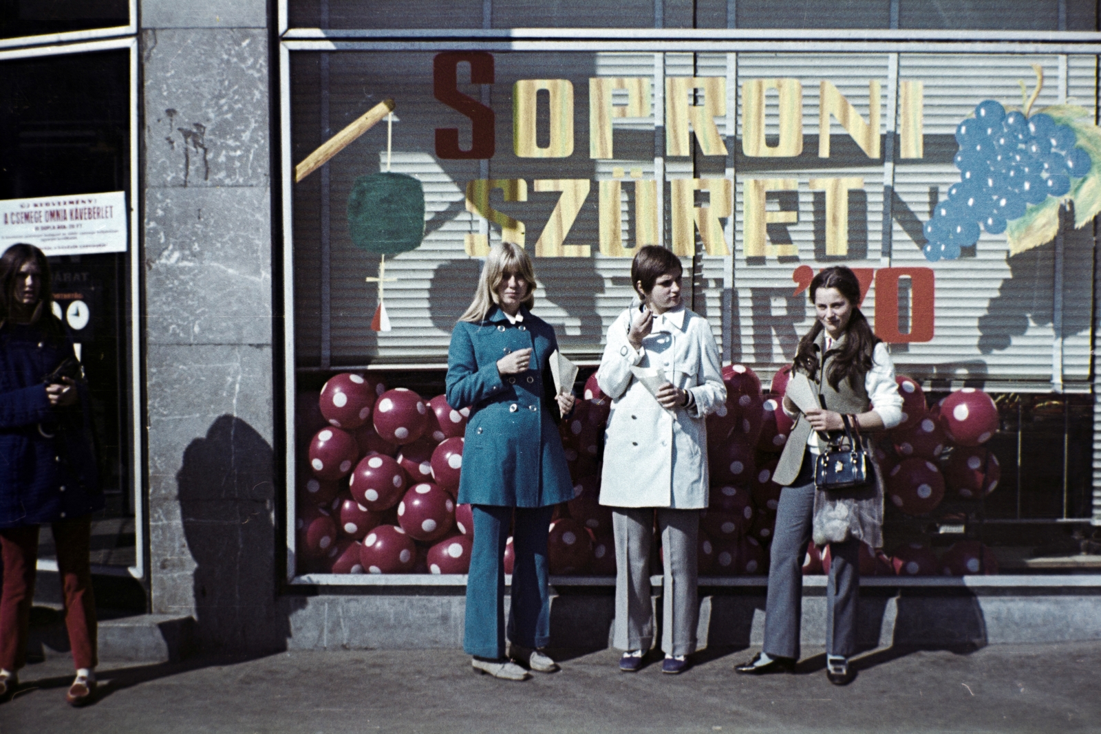 Hungary, Sopron, Várkerület (Lenin körút), Csemege ABC kirakata., 1970, Németh Tamás, colorful, Show window, label, ball, Fortepan #140274