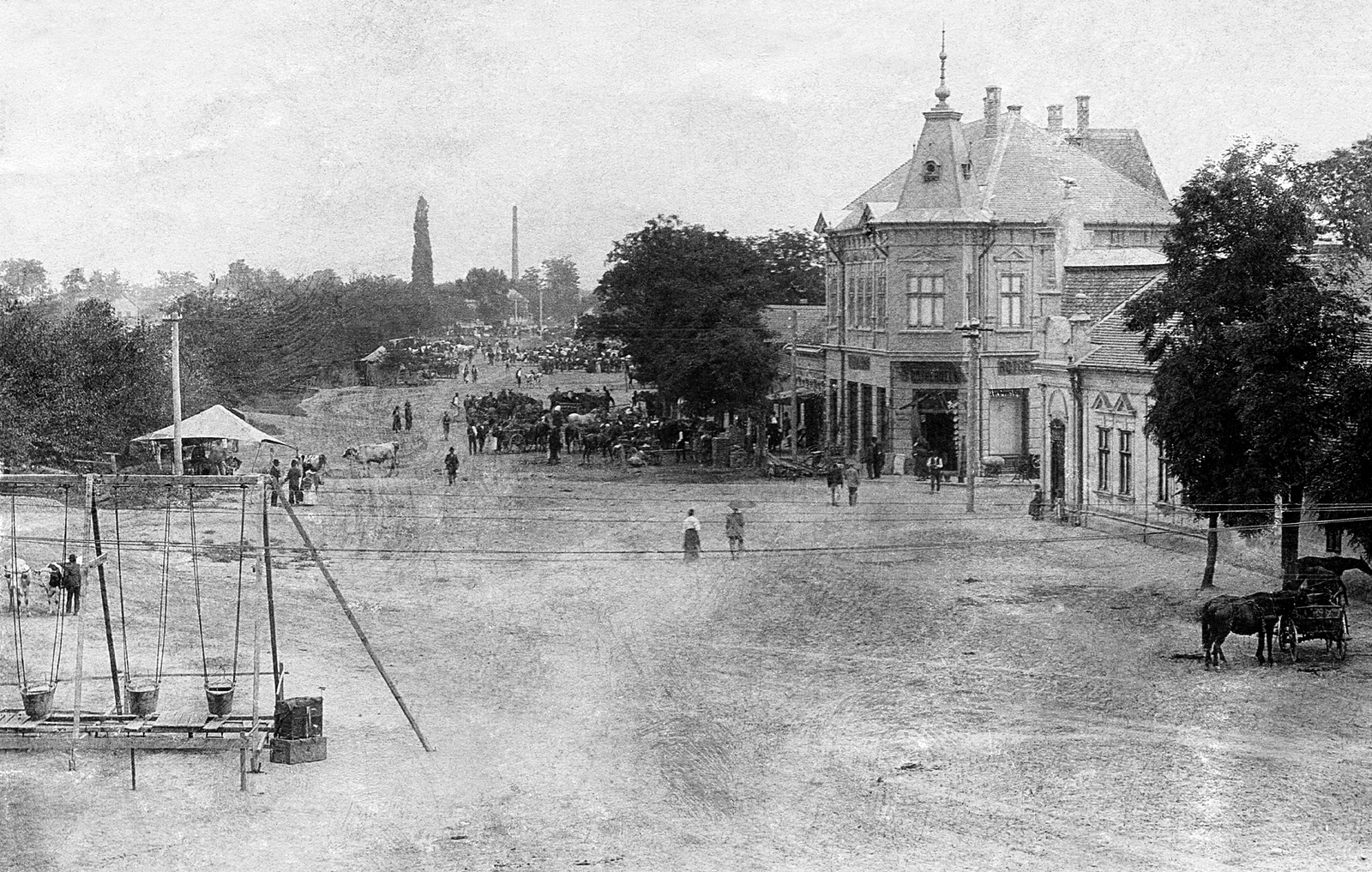 Hungary, Dombóvár, szemben a Hunyadi tér és a Jókai utca sarkán a Rothermel-ház., 1905, Erky-Nagy Tibor, coach, swing-boat, Fortepan #14028