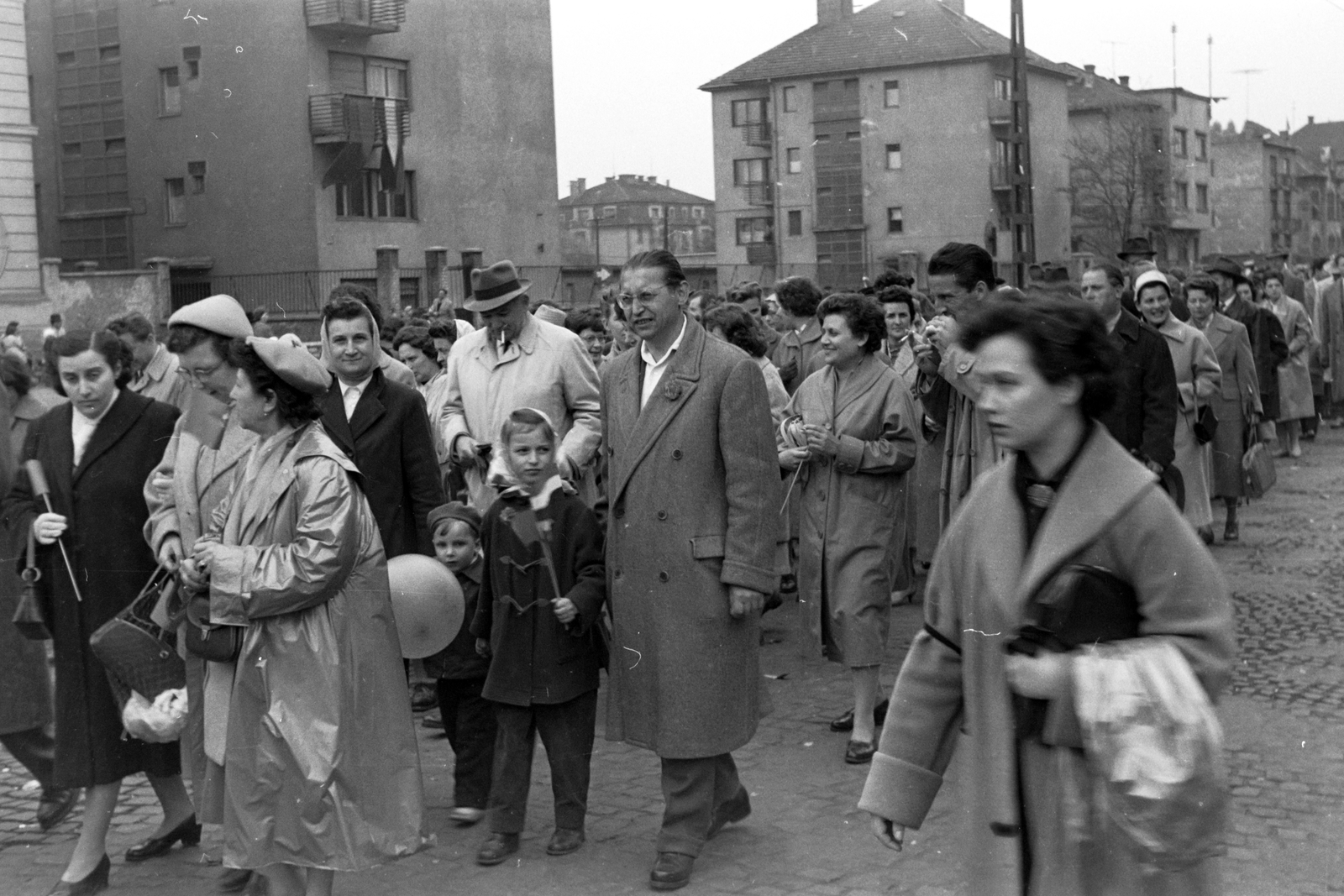 Magyarország, Budapest XIV., Hungária körút az Ajtósi Dürer sor felől a Thököly út felé nézve. Május 1-i felvonulók., 1959, Németh Tamás, május 1, Budapest, Fortepan #140284