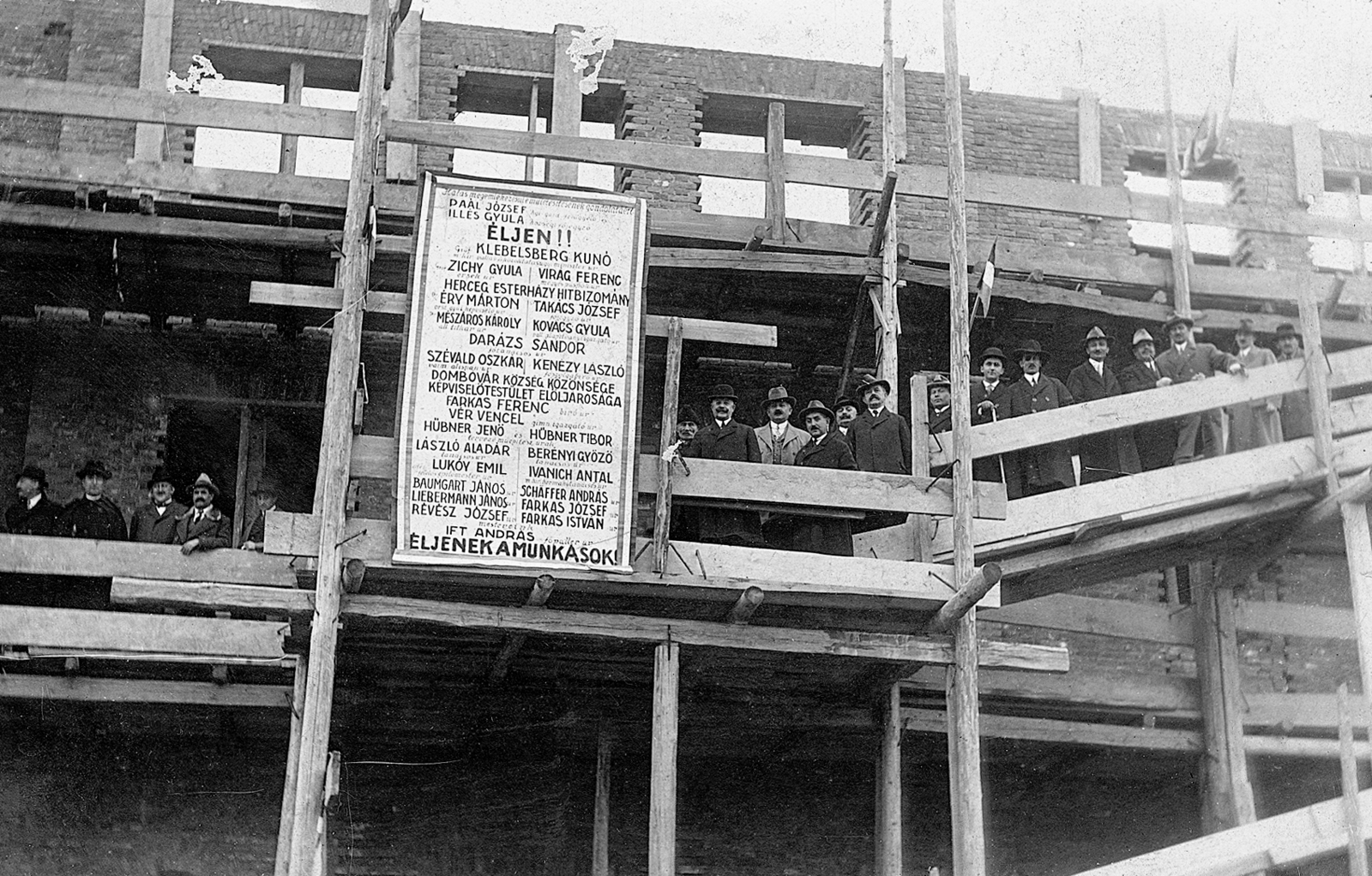 Hungary, Dombóvár, Bajcsy-Zsilinszky utca (Horthy Miklós út) 2. a mai Illyés Gyula gimnázium építése., 1928, Erky-Nagy Tibor, poster, tableau, construction, high school, scaffolding, Fortepan #14030