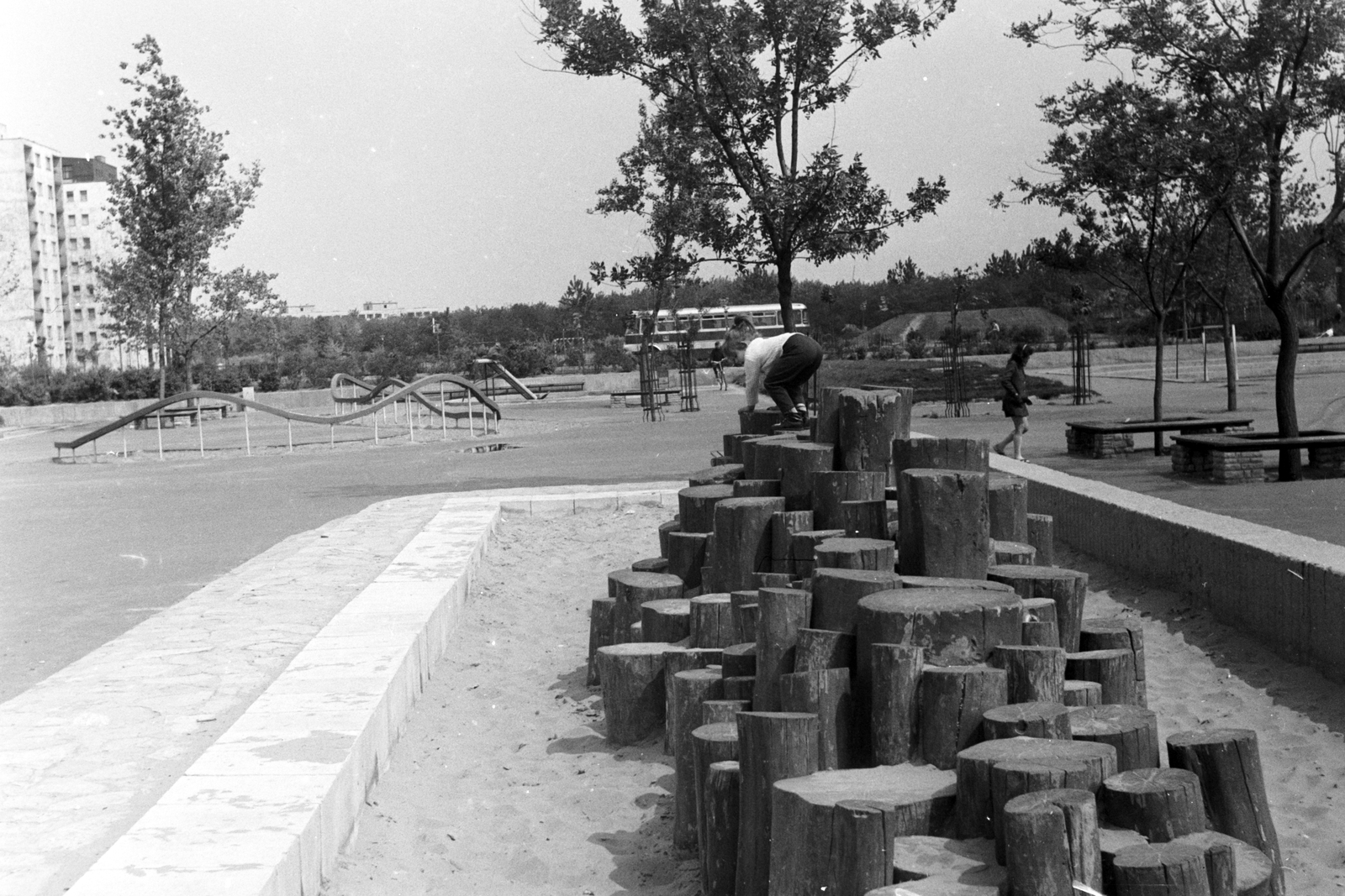 Magyarország, Budapest IX., József Attila lakótelep, Nagyjátszó, a busz a Toronyház utcában halad., 1973, Németh Tamás, Budapest, Fortepan #140300