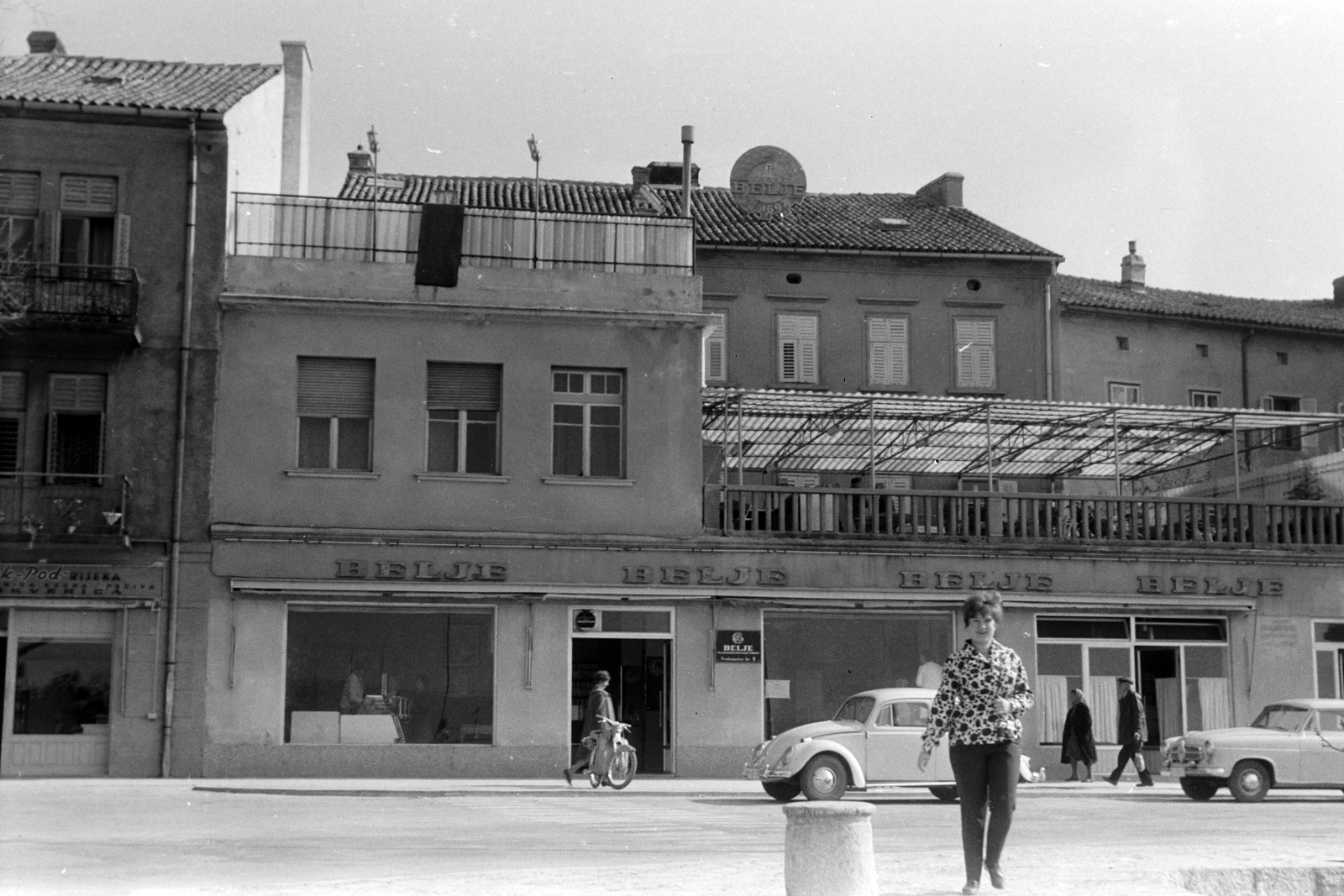 Horvátország, Adria, Crikvenica, Trg Stjepana Radića a kikötői móló felől nézve., 1963, Németh Tamás, Jugoszlávia, Volkswagen-márka, automobil, Volkswagen Bogár, kikötőbak, Fortepan #140305