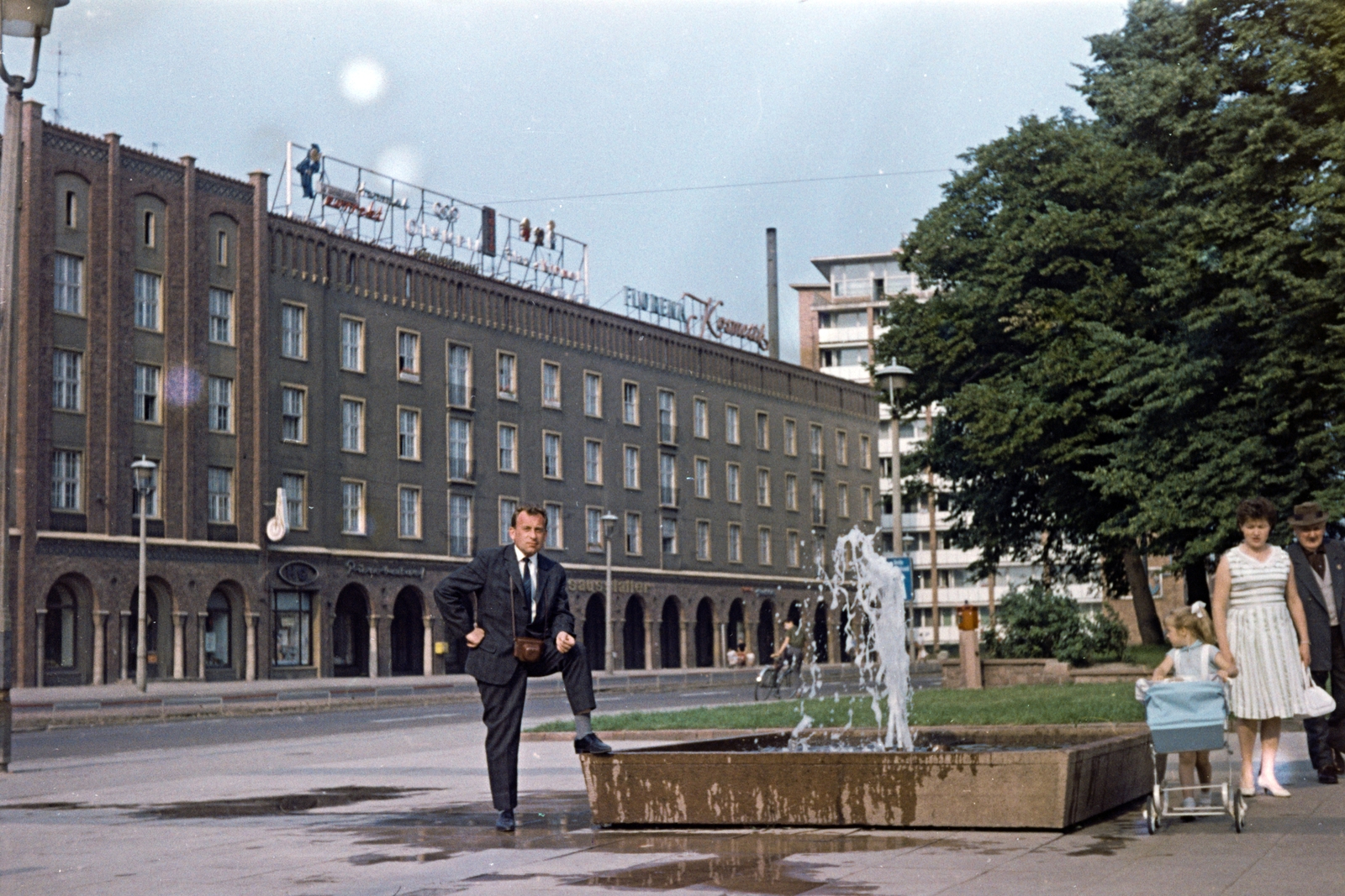 Germany, Rostock, Lange Strasse., 1963, Németh Tamás, colorful, fountain, one leg standing, Fortepan #140314