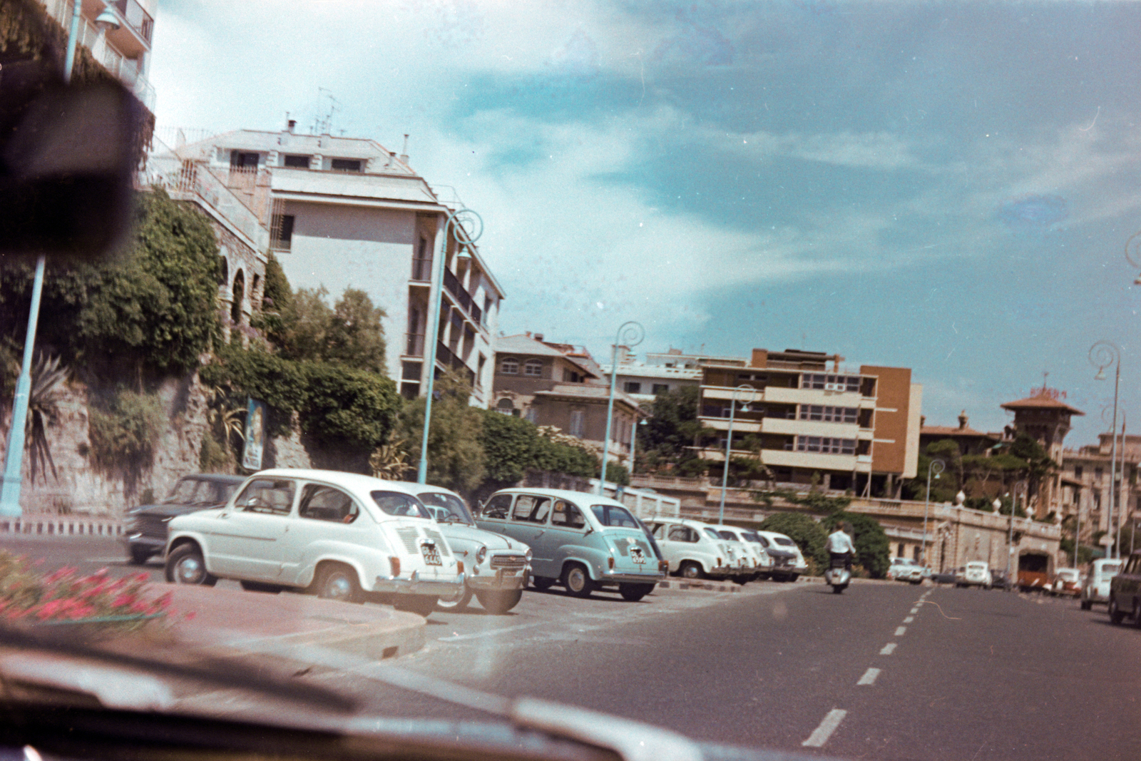 Olaszország, Genova, Corso Italia a Via Medaglie d'Oro di Lunga Navigazione felől a Via Quarnaro felé nézve., 1969, Németh Tamás, színes, Fortepan #140317
