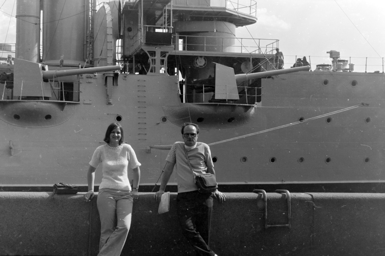 Russia, Saint Petersburg, (Leningrád), háttérben az Auróra cirkáló a Néva folyón., 1970, Németh Tamás, Soviet Union, ship, warship, Aurora-ship, leg over leg, museum ship, Fortepan #140320