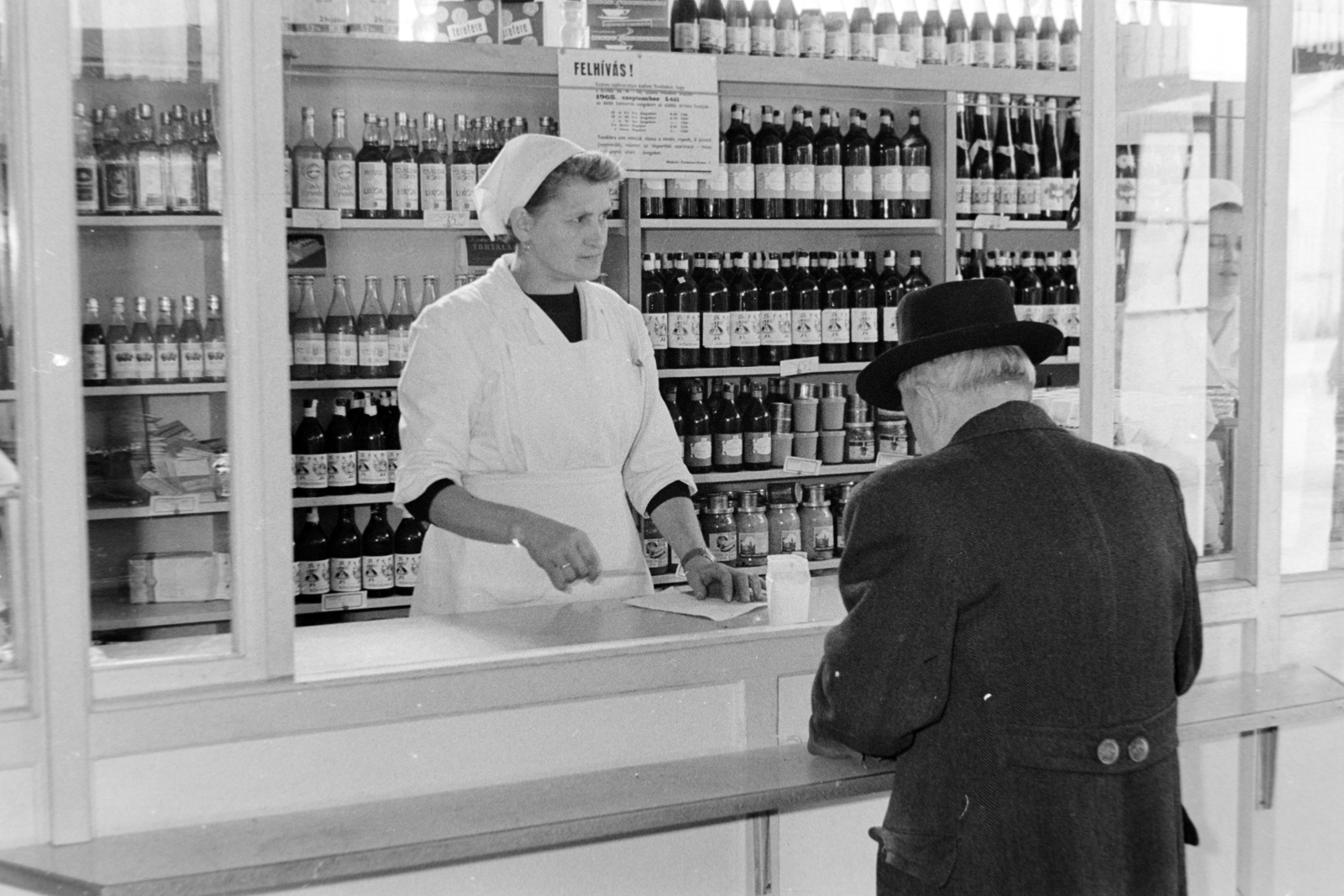 Hungary, Diósgyőr, Miskolc, Újgyőri piac., 1964, Németh Tamás, hat, vendor, food, Fortepan #140340