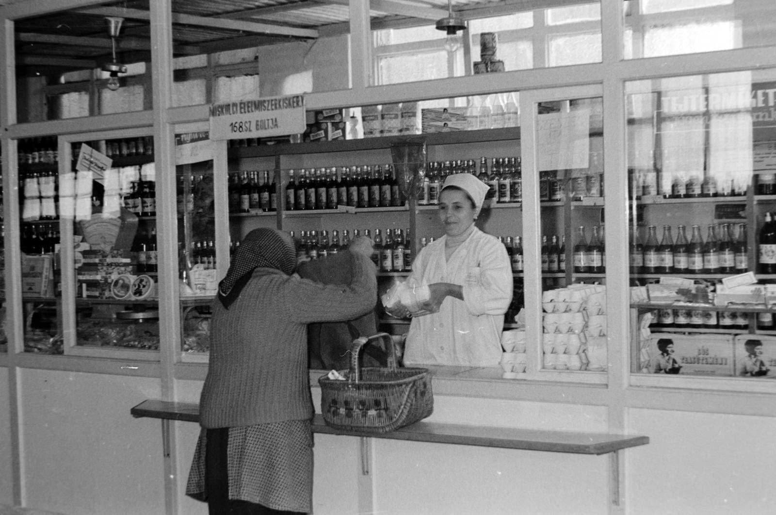Hungary, Diósgyőr, Miskolc, Újgyőri piac., 1964, Németh Tamás, vendor, food, basket, headscarf, Fortepan #140341