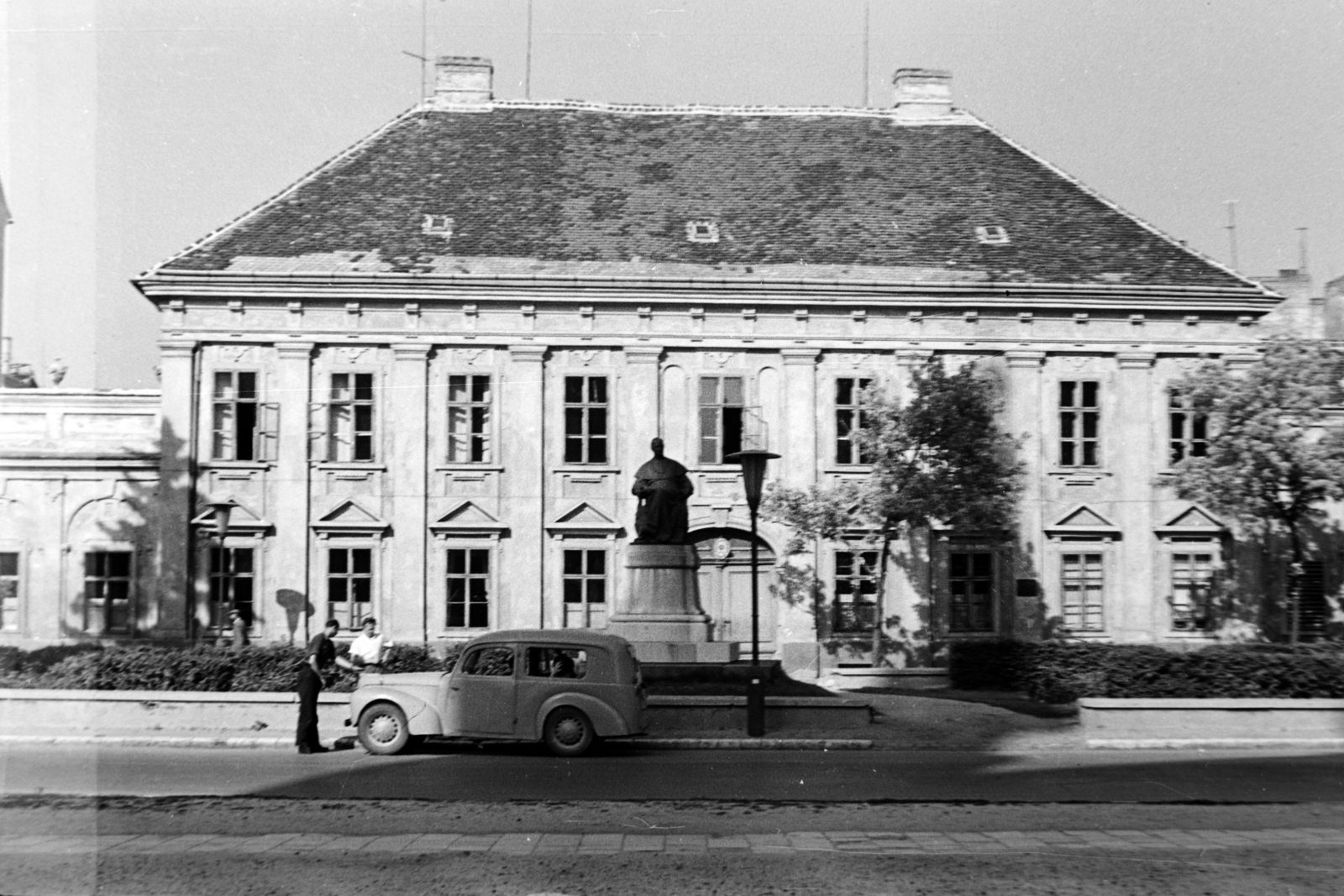 Magyarország, Szombathely, Szily János (Alkotmány) utca, az Eölbey-ház előtt Szily János püspök szobra (Tóth István, 1909.)., 1963, Németh Tamás, püspök, Szily János-ábrázolás, Fortepan #140343