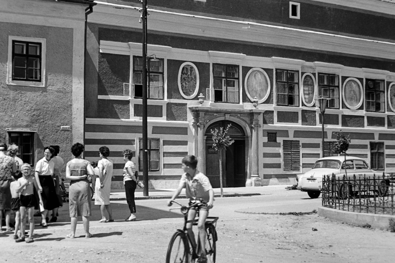 Hungary, Kőszeg, Jurisics tér 8., Városháza., 1963, Németh Tamás, bicycle, fresco, public building, Fortepan #140344