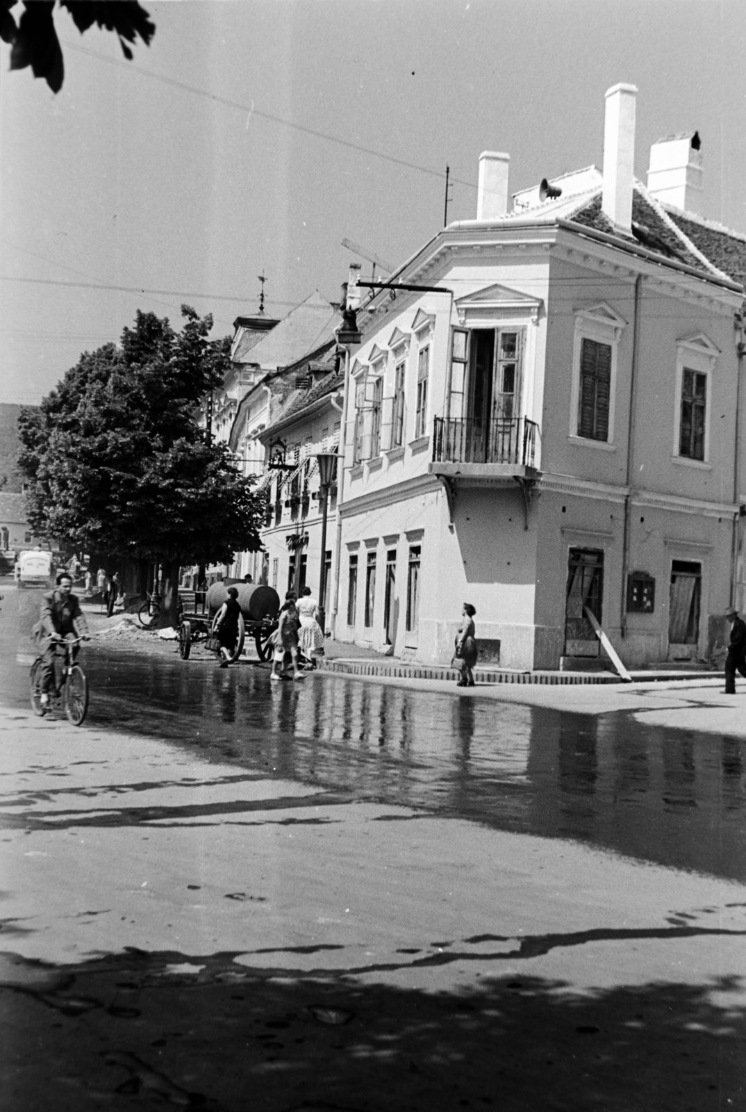 Hungary, Kőszeg, Fő (Köztársaság) tér, balra a Várkör, jobbra a Városház utca., 1963, Németh Tamás, balcony, tanker, Fortepan #140345