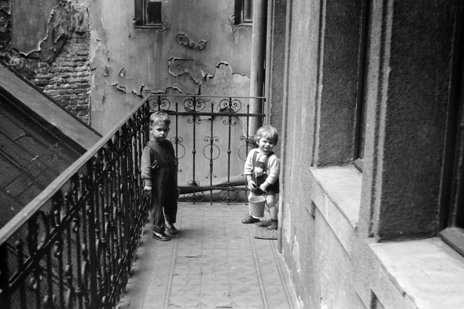1959, Németh Tamás, körfolyosó, vödör, gang, Fortepan #140357
