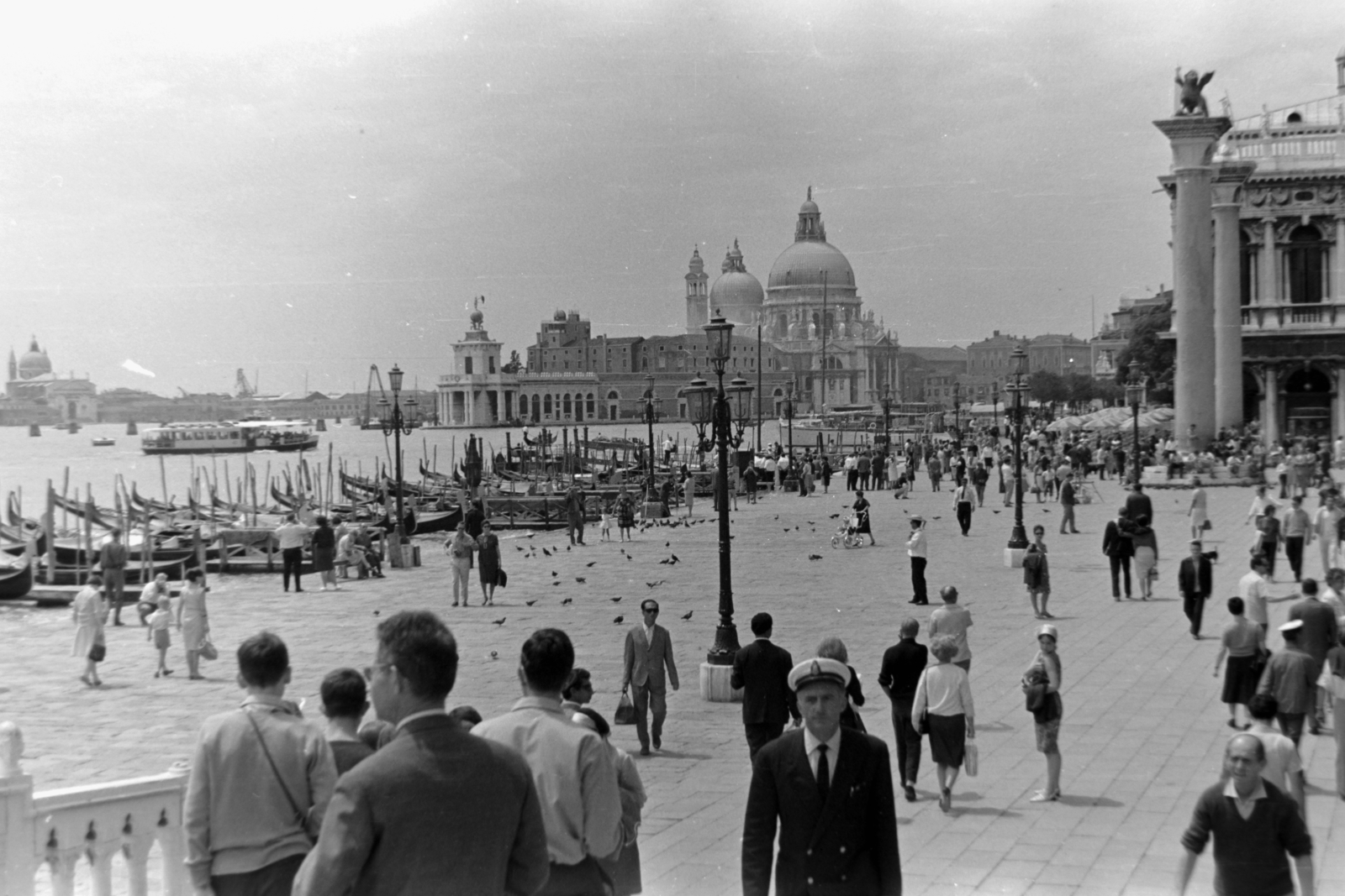 Olaszország, Velence, Canal Grande a Szent Márk tértől nézve, szemben a Vámház és a Santa Maria della Salute fogadalmi templom., 1969, Németh Tamás, Fortepan #140377