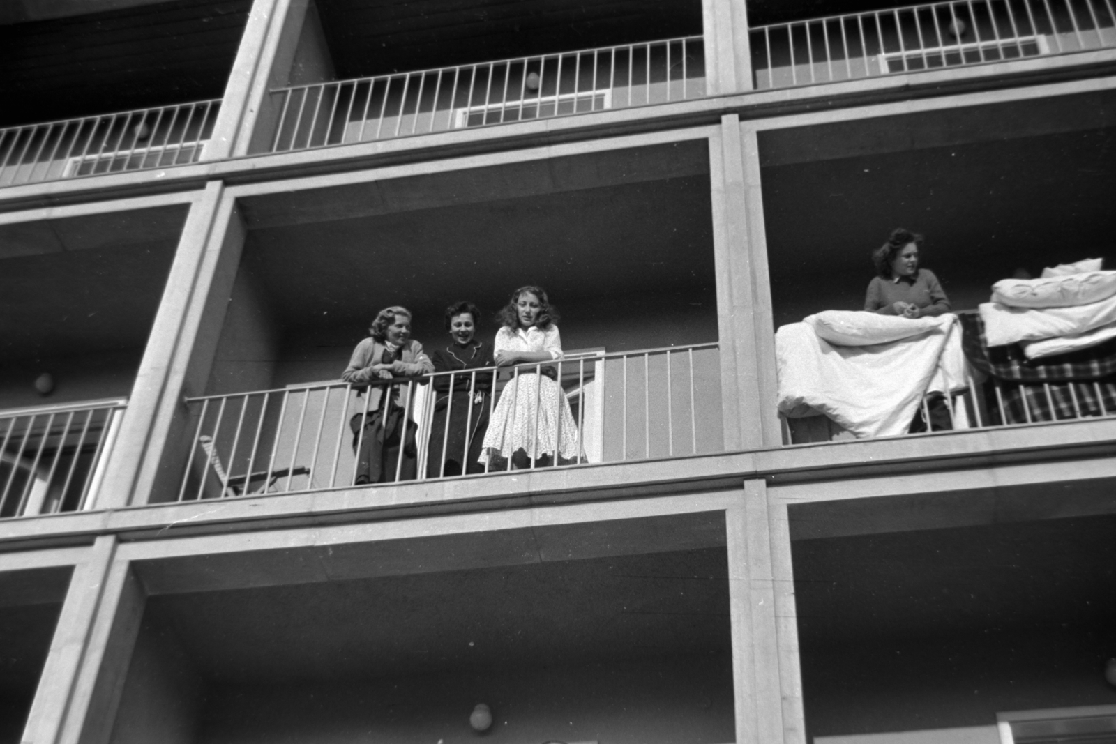 Hungary, Sopron, Várisi út 2., Állami Szanatórium (később Soproni Gyógyközpont Rehabilitációs Intézet)., 1963, Németh Tamás, balcony, Fortepan #140384