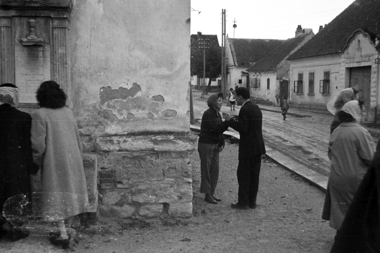 Hungary, Fertőrákos, Fő utca, síremlék az Urunk Mennybemenetele templom oldalfalánál., 1961, Németh Tamás, Fortepan #140389