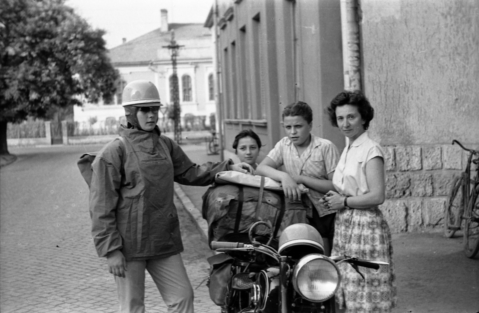 Magyarország, Jászberény, Táncsics Mihály utca a Bercsényi út felé nézve., 1960, Morvay Kinga, motorkerékpár, bukósisak, Fortepan #140428