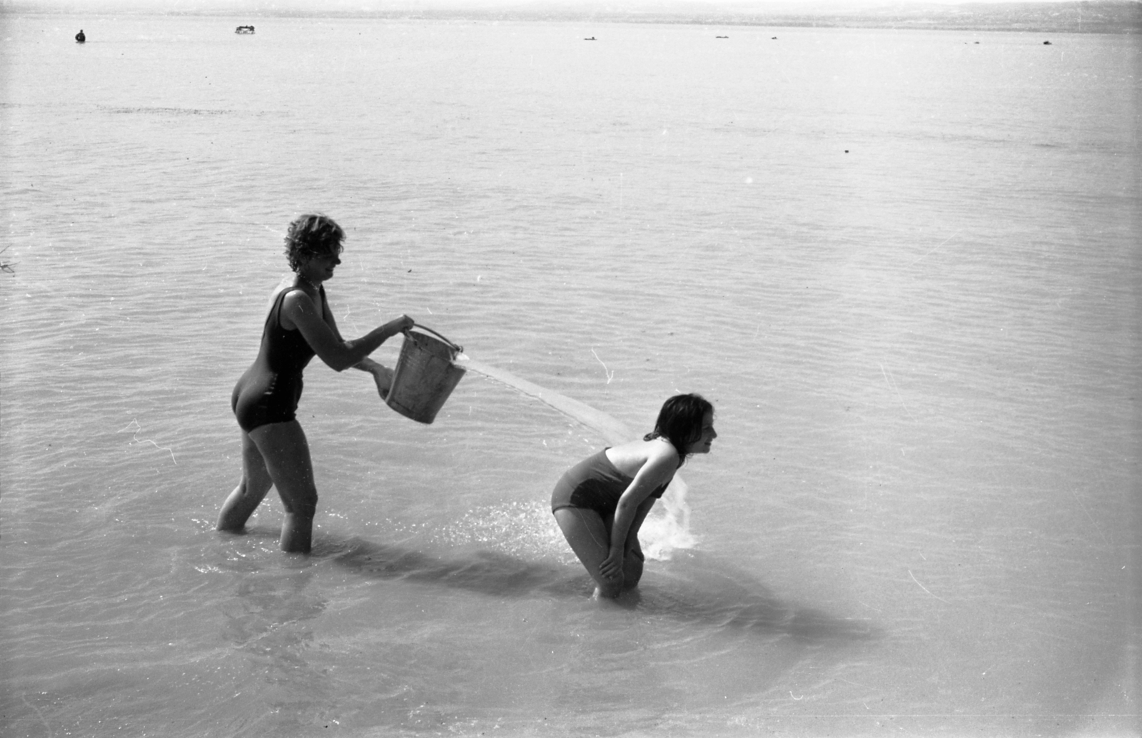1960, Morvay Kinga, locsolás, tréfálkozás, vödör, fürdőruha, Fortepan #140449