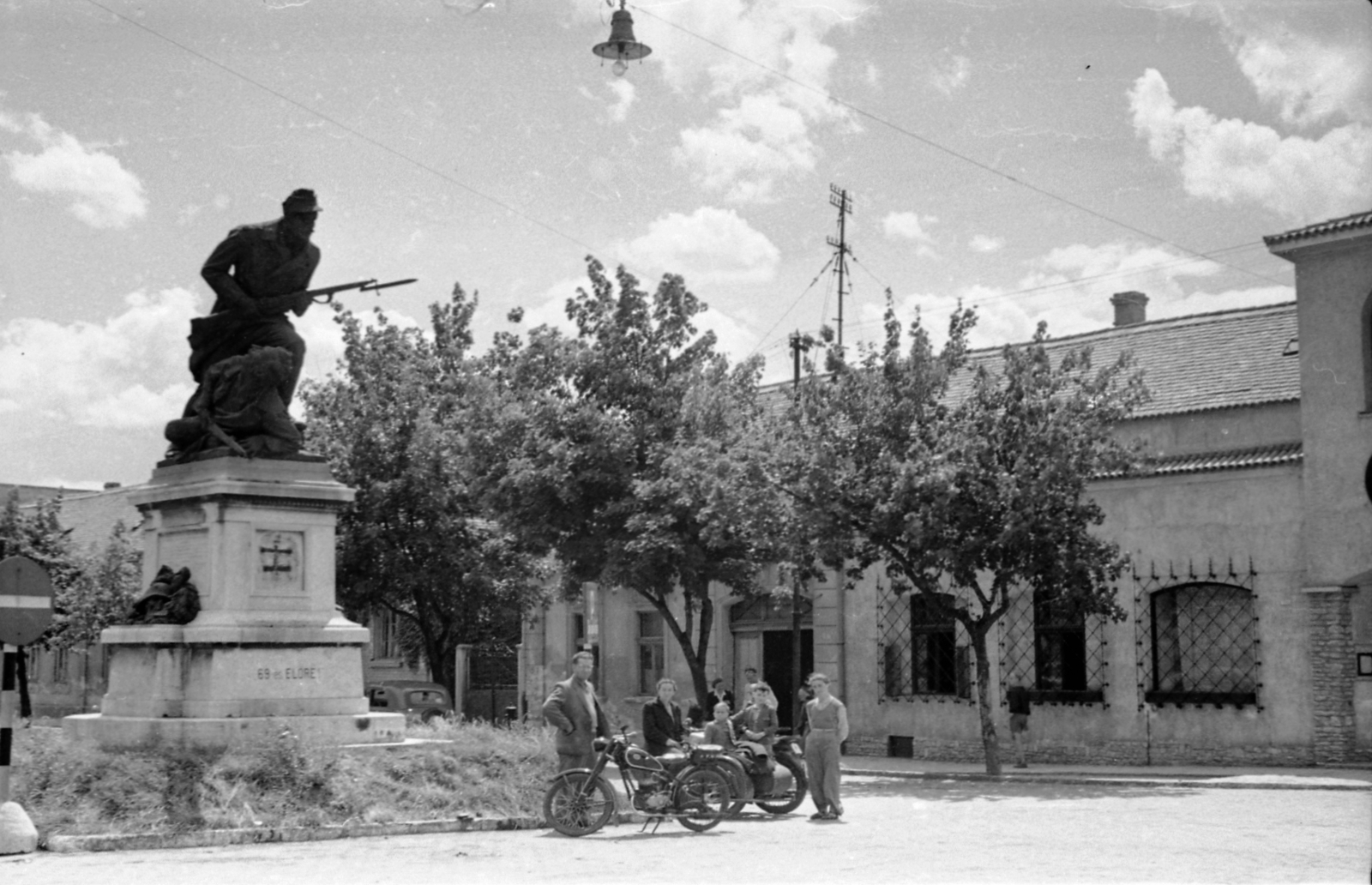 Hungary, Székesfehérvár, Vörösmarty tér, a 69-es gyalogezred emlékműve (Bory Jenő, 1931.)., 1953, Morvay Kinga, motorcycle, First World War, monument, Fortepan #140456