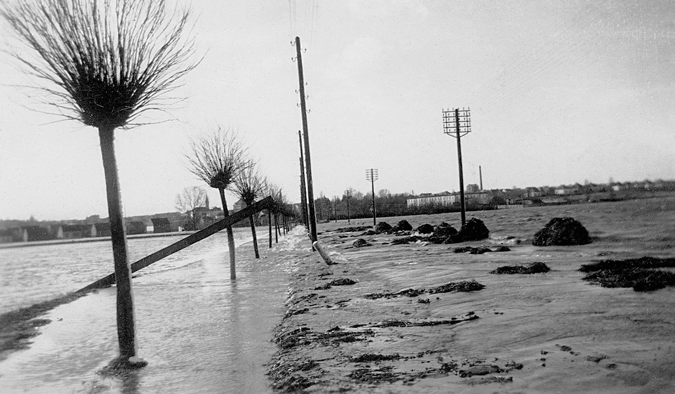 Hungary, Dombóvár, árvíz. Az állomásról a városba vezető úton hömpölyög a víz., 1940, Erky-Nagy Tibor, flood, aerial wire, Fortepan #14047