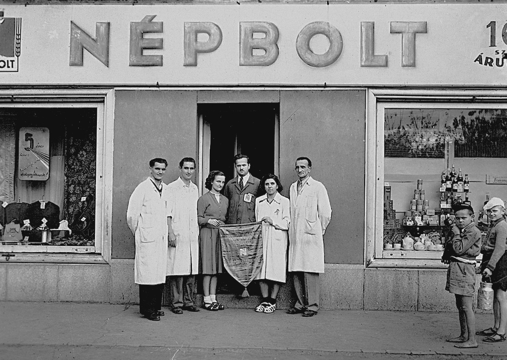 Hungary, Dombóvár, Népbolt., 1954, Erky-Nagy Tibor, trading, Show window, flag, sign-board, tableau, kids, store display, can, overall, milk can, people's store, Fortepan #14049