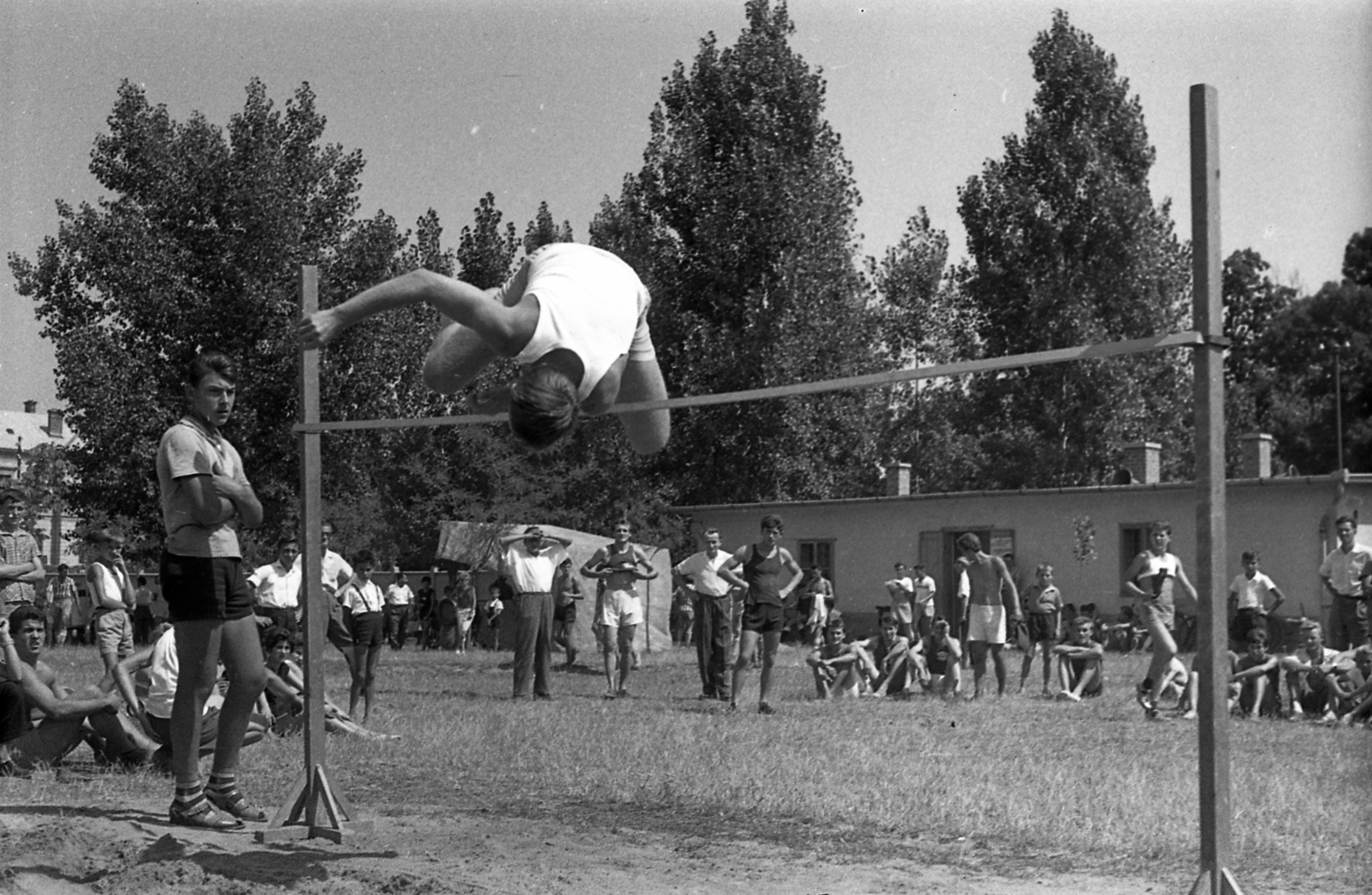 Hungary, Kisújszállás, Baross Gábor utca, sporttelep (később Porcsalmi Lajos Városi Sporttelep)., 1961, Morvay Kinga, high jump, akimbo, arms crossed over the chest, Fortepan #140490