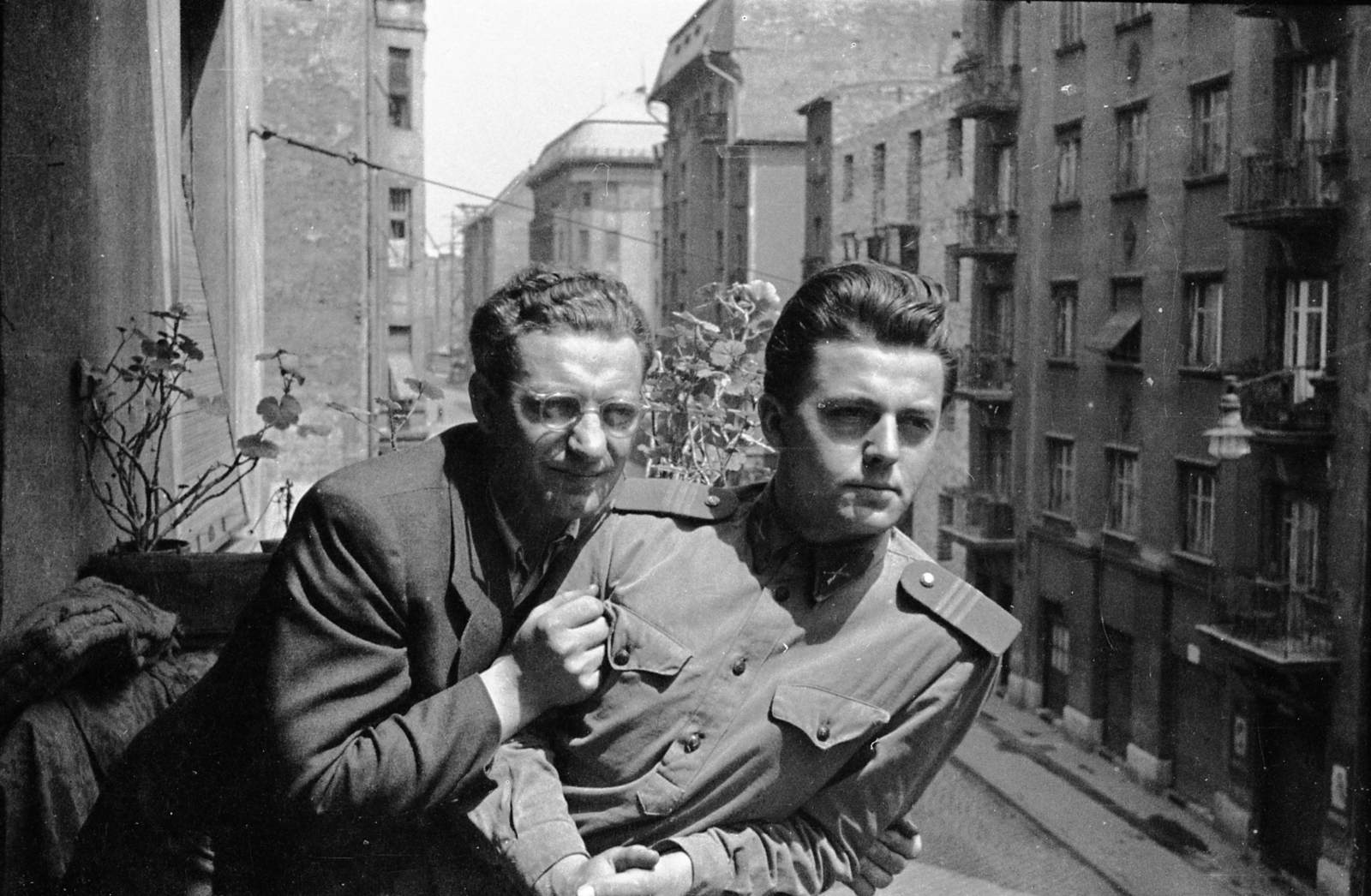 Hungary, Budapest XIII., Hegedűs Gyula utca a Balzac utca sarkán álló ház erkélyéről a Csanády utca felé nézve., 1954, Morvay Kinga, Budapest, prop up on elbows, soldier, balcony, Fortepan #140491