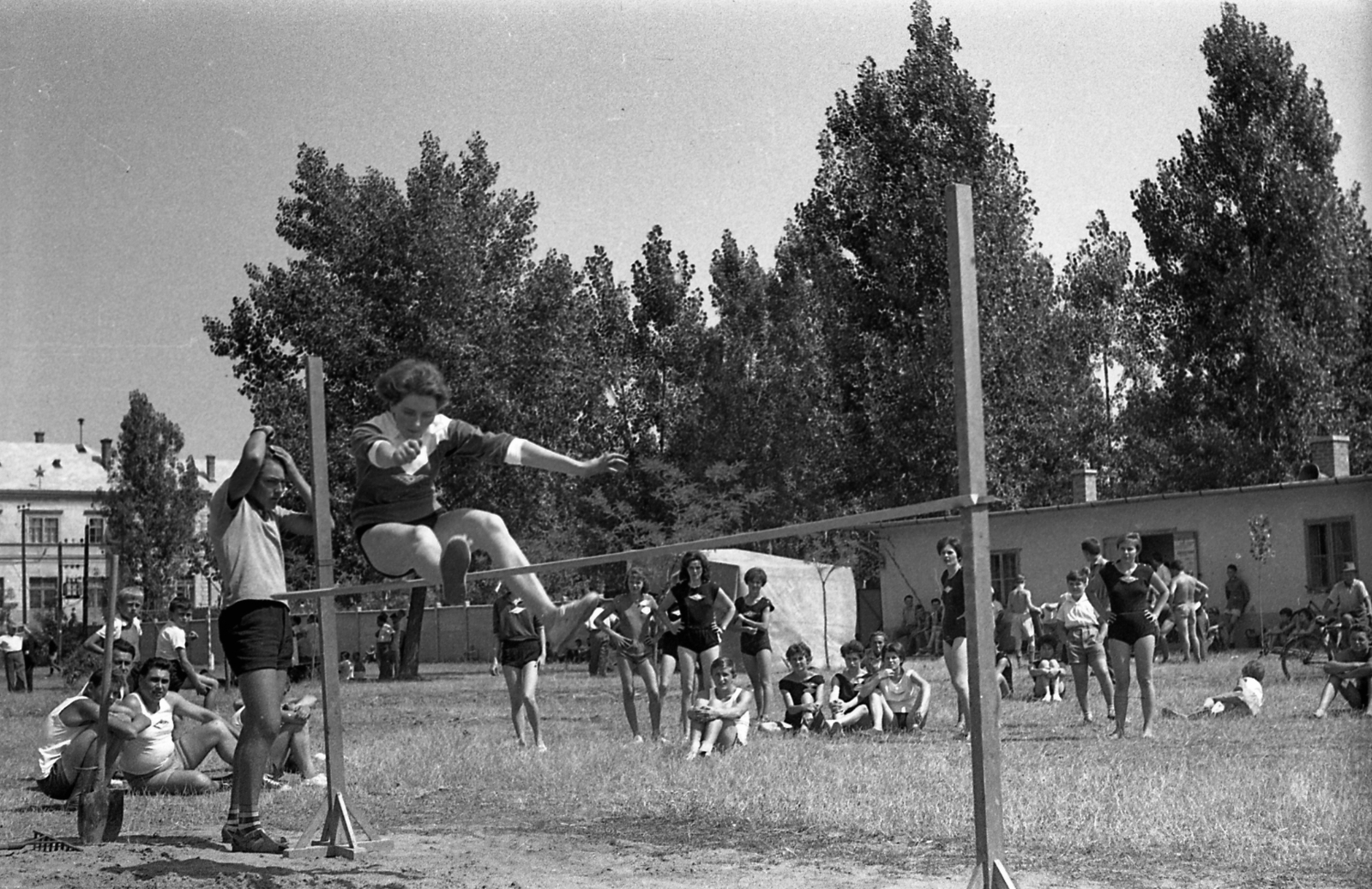 Hungary, Kisújszállás, Baross Gábor utca, sporttelep (később Porcsalmi Lajos Városi Sporttelep)., 1961, Morvay Kinga, high jump, Fortepan #140492