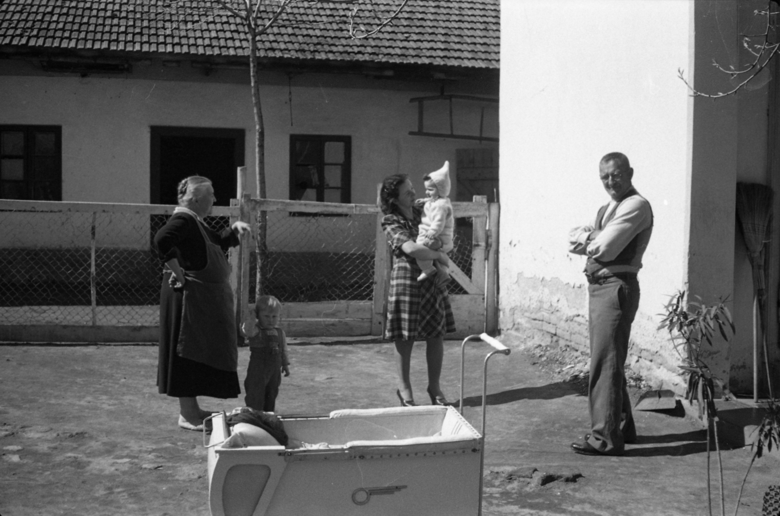 1946, Morvay Kinga, lady, kids, baby carriage, grandparent, Fortepan #140504