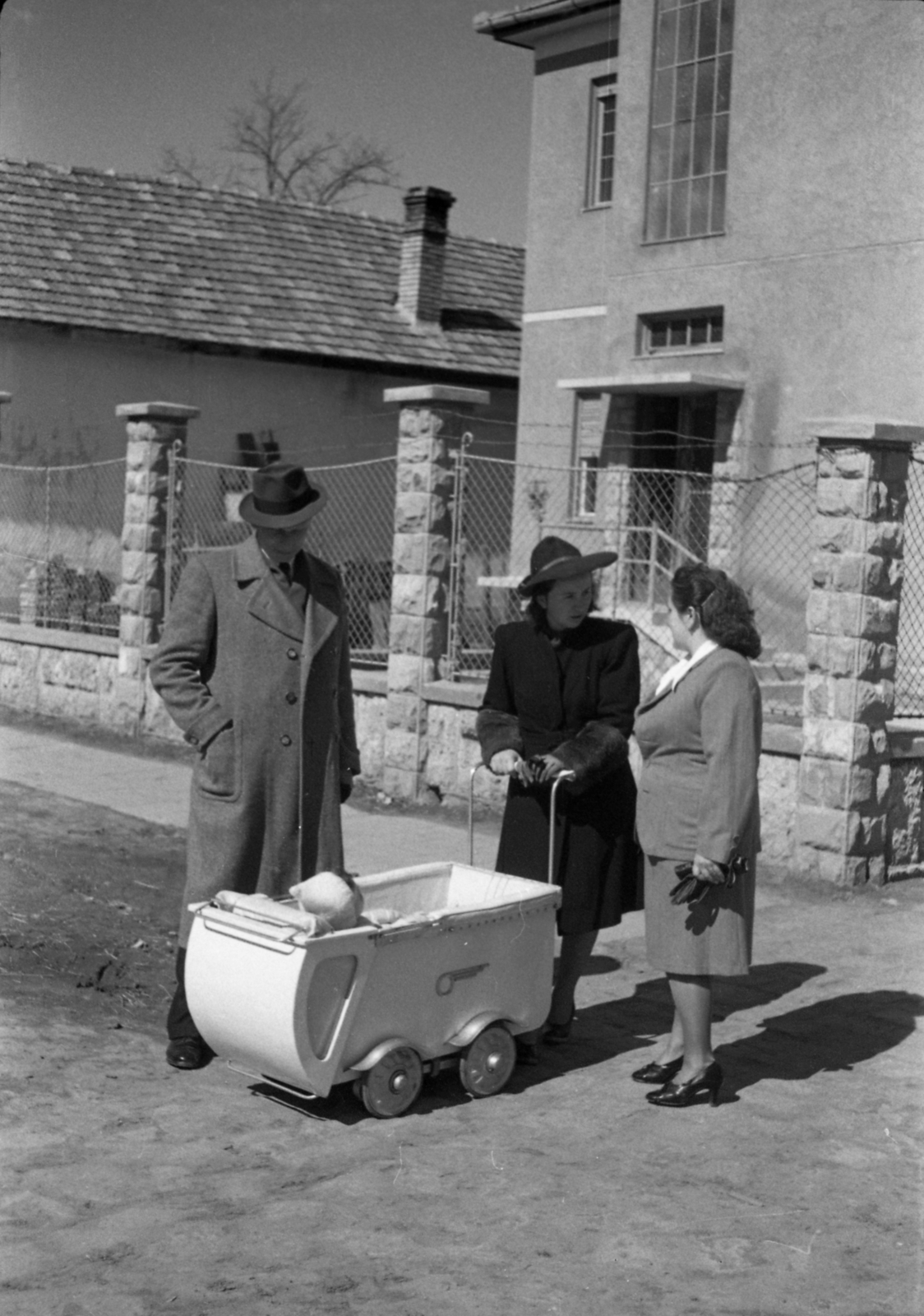 1946, Morvay Kinga, fence, Haidekker-brand, gentleman, lady, house, coat, hat, baby carriage, talks, Fortepan #140505