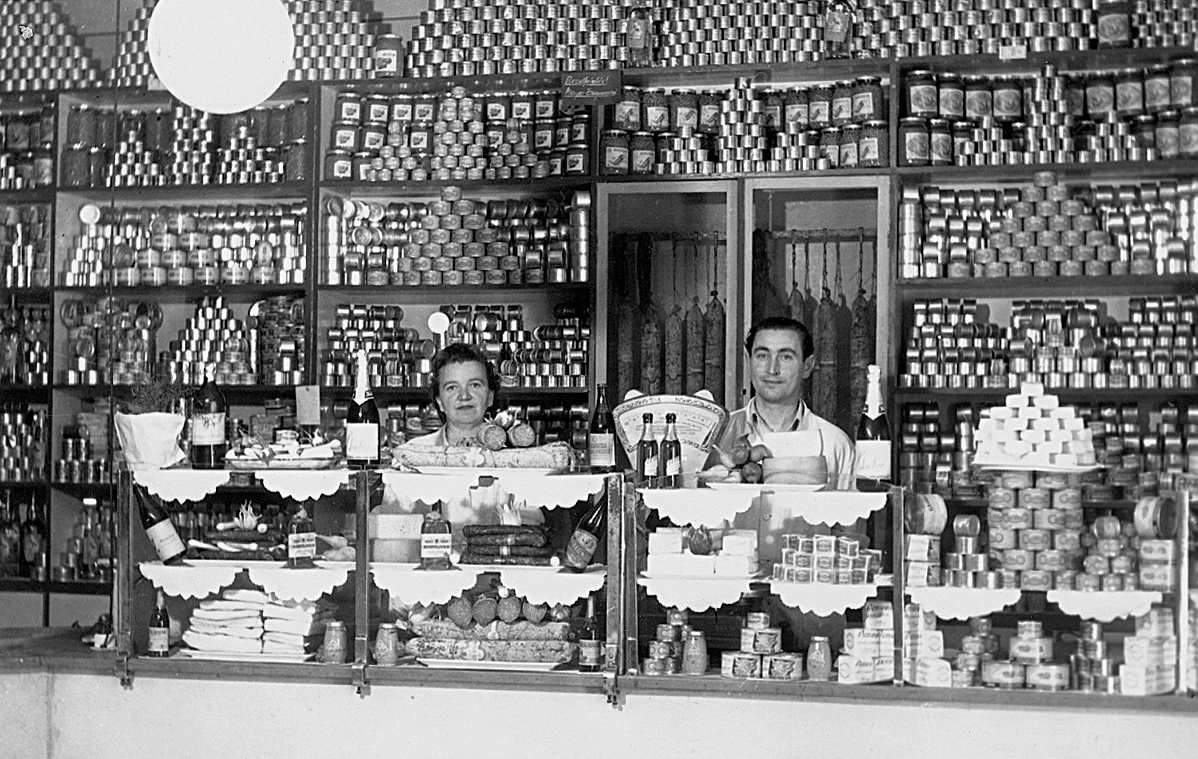 Hungary, Dombóvár, Népbolt., 1954, Erky-Nagy Tibor, trading, grocery store, double portrait, tin can, Fortepan #14051