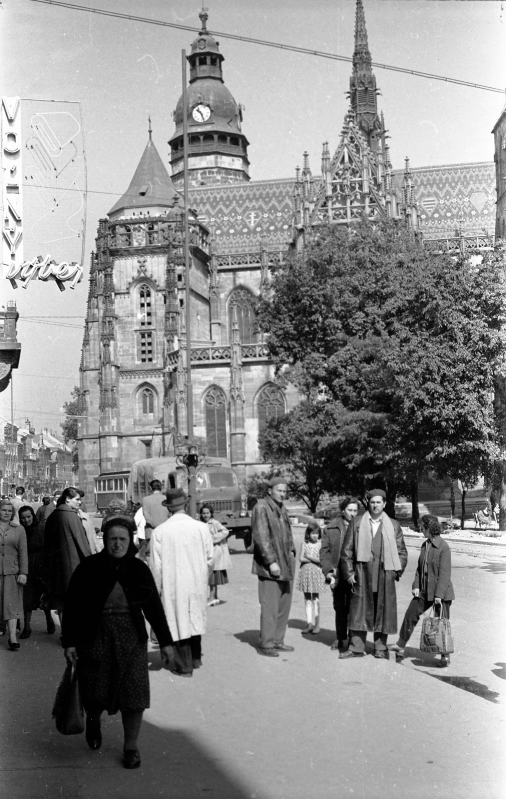 Slovakia, Košice, Fő utca (ulica Hlavná), Szent Erzsébet-főszékesegyház (Dóm)., 1958, Morvay Kinga, Czechoslovakia, tram, Catholic Church, gothic, Praga-brand, church clock, Cathedral, city centre, Fortepan #140520