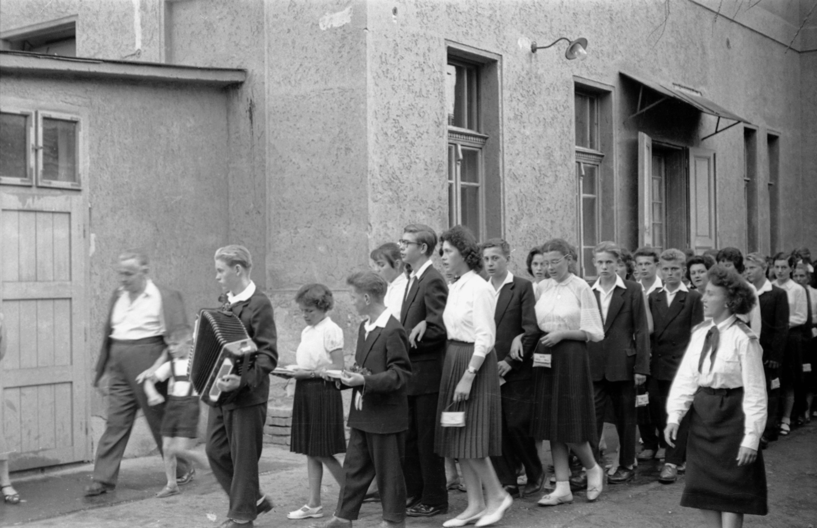 Hungary, Jászberény, Bercsényi úti Általános Iskola (később Jászsági Általános Iskola Bercsényi Miklós Általános Iskolai Tagintézménye)., 1958, Morvay Kinga, accordion, graduation, Fortepan #140522