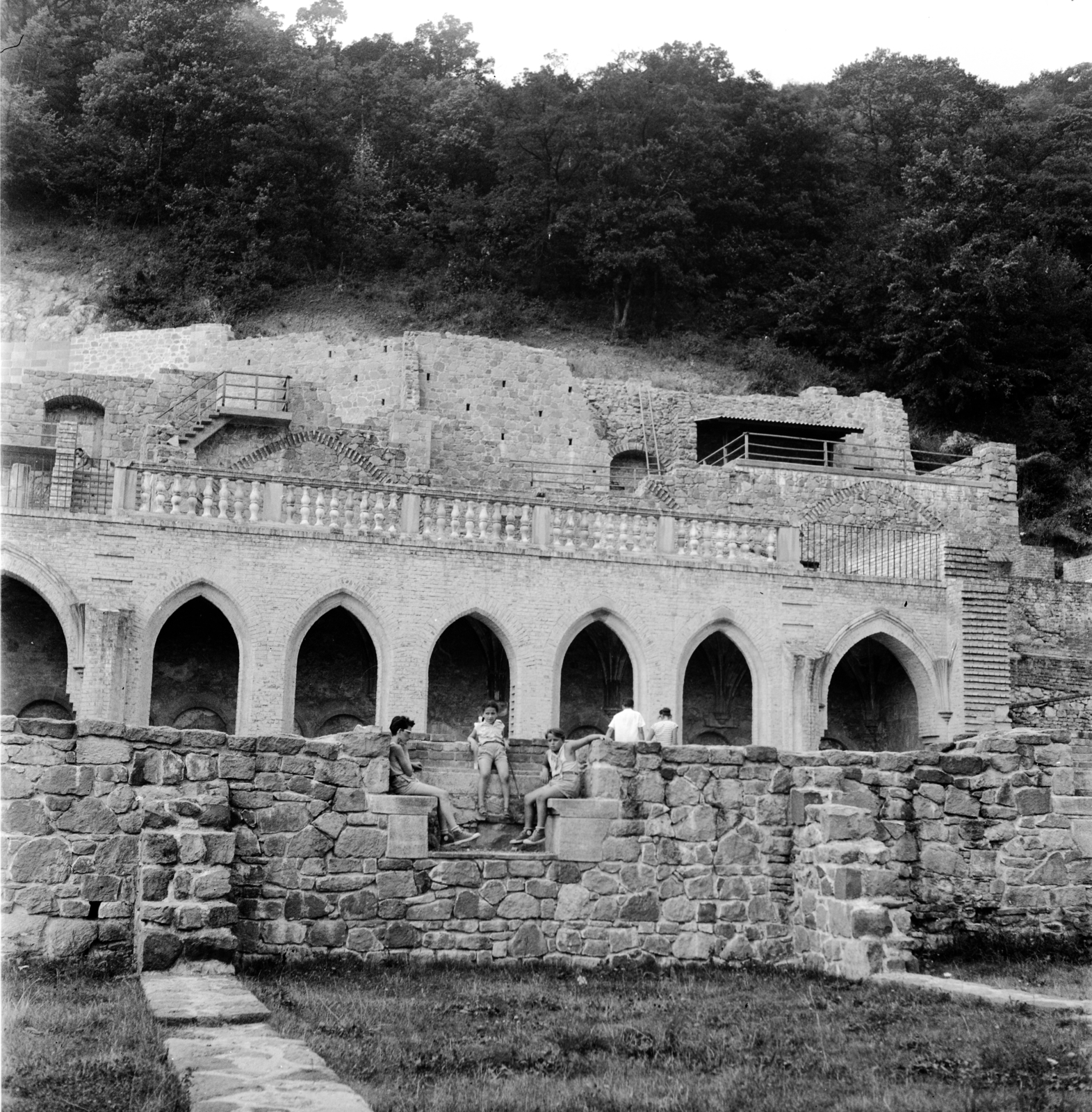 Hungary,Danube Bend, Visegrád, Királyi Palota., 1953, Morvay Kinga, pointed arch, palace, architectural heritage, freestone, Fortepan #140531