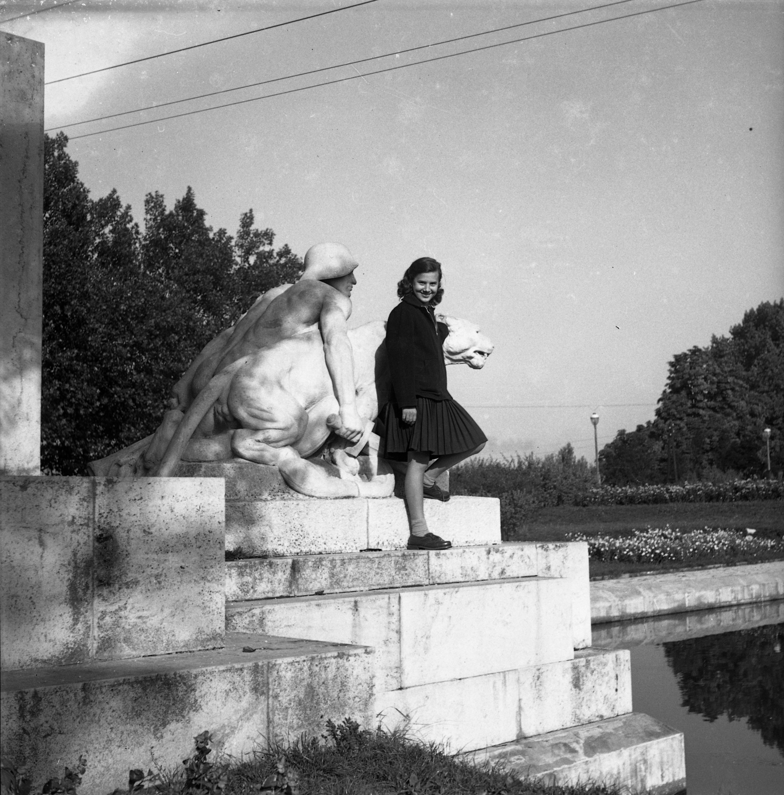 Hungary, Győr, Radó-sziget, I. világháborús hősi emlékmű (Horvay János, 1938.)., 1953, Morvay Kinga, First World War, monument, Fortepan #140533