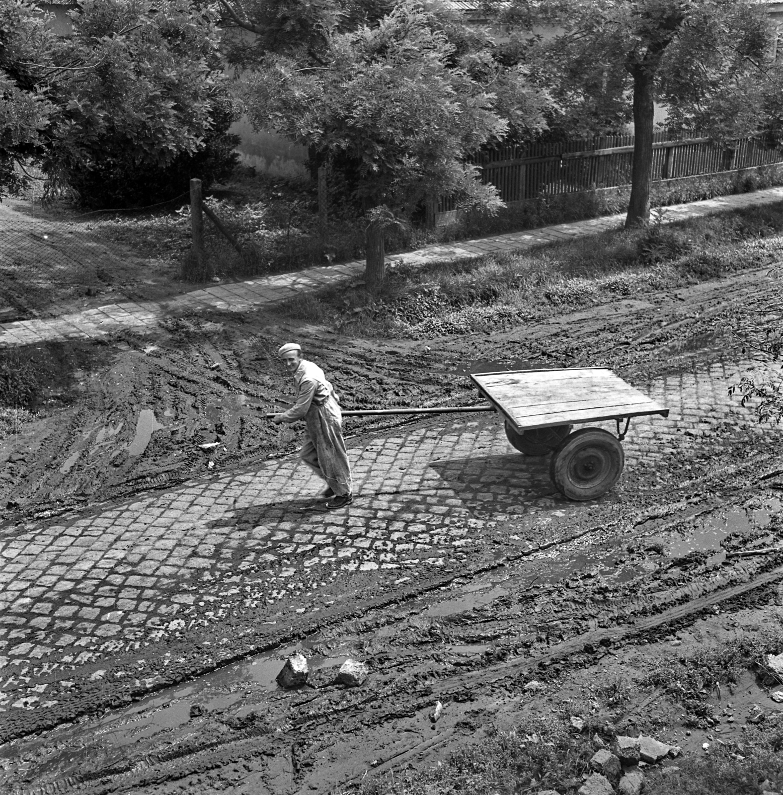 Magyarország, Jászberény, Bercsényi út a Táncsics Mihály utca a 11. szám előtt., 1959, Morvay Kinga, kézikocsi, Fortepan #140538
