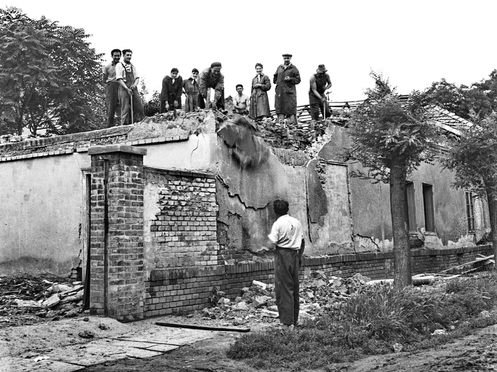 Magyarország, Jászberény, a Táncsics Mihály utca 11. bontása a Bercsényi út felől nézve., 1959, Morvay Kinga, épületbontás, Fortepan #140540