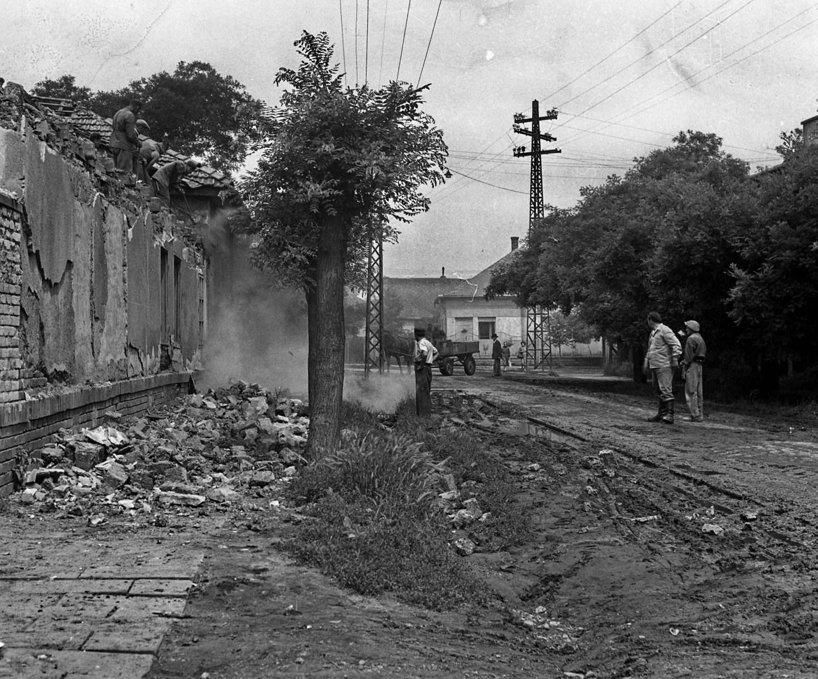 Magyarország, Jászberény, a Táncsics Mihály utca 11. bontása a Bercsényi út felől nézve, szemben jobbra az Ady Endre út torkolata., 1959, Morvay Kinga, épületbontás, Fortepan #140541