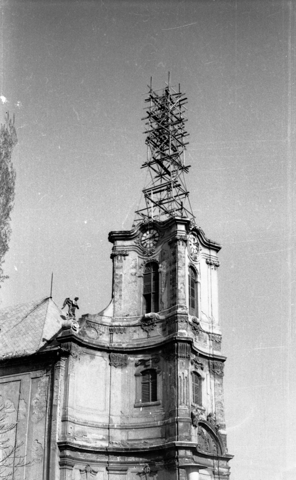 Hungary, Jászberény, a Nagyboldogasszony-templom tornya az 1956-os sérülések helyreállítása idején., 1969, Morvay Kinga, church clock, war damage, Fortepan #140548